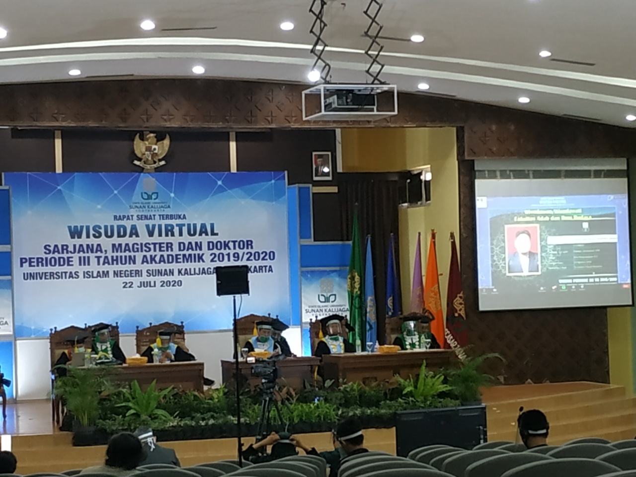 Wisuda secara daing di UIN Kalijaga, Yogyakarta, Rabu (22/7). 