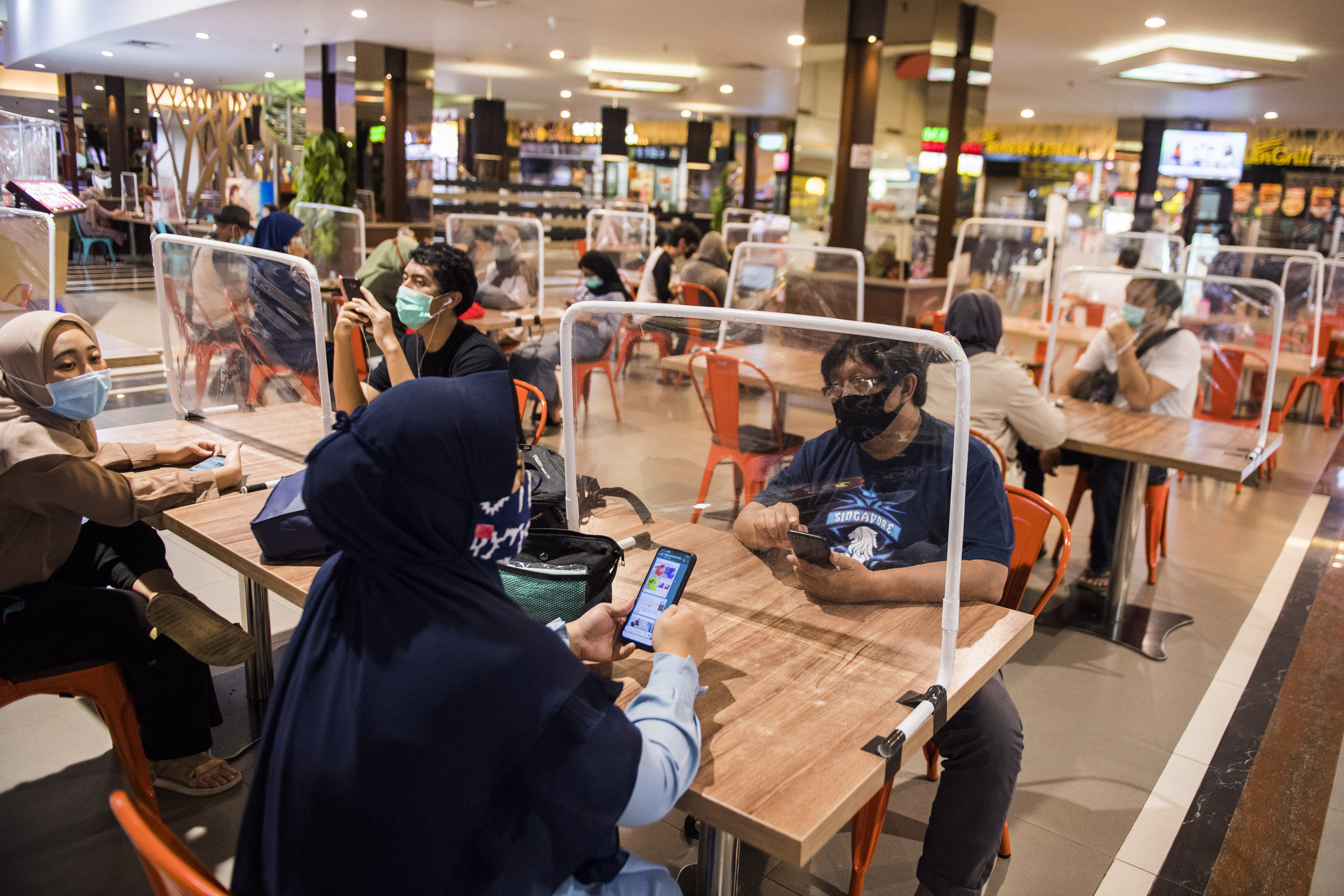 Pengunjung menunggu pesanan makanan di pusat jajanan serba ada (Food Court) di Bandung Electronic Center (BEC), Bandung.