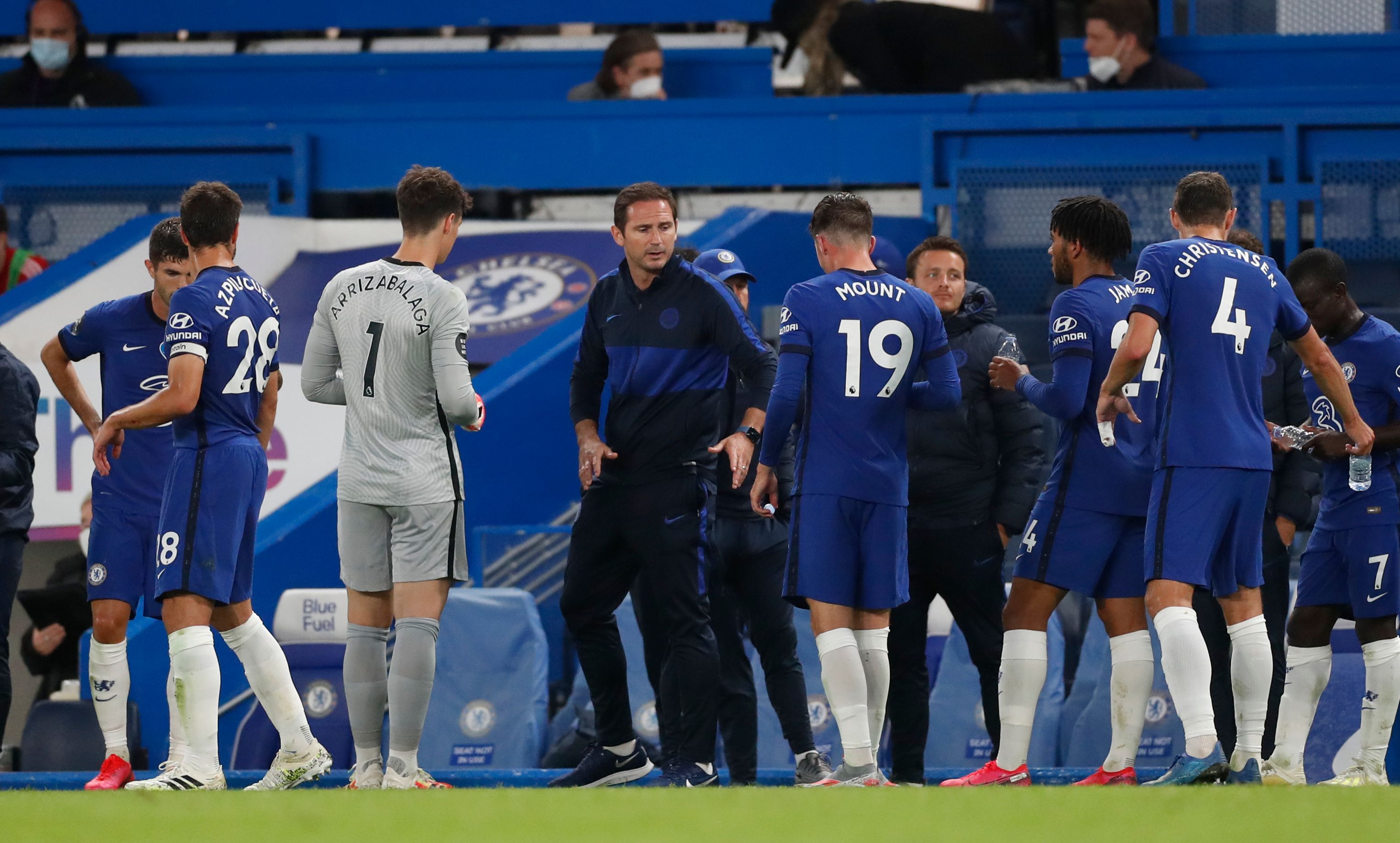 Manajer Chelsea Frank Lampard (tengah) menginginkan anak asuhnya untuk terbiasa bermain di bawah tekanan di lima laga sisa liga musim ini. 