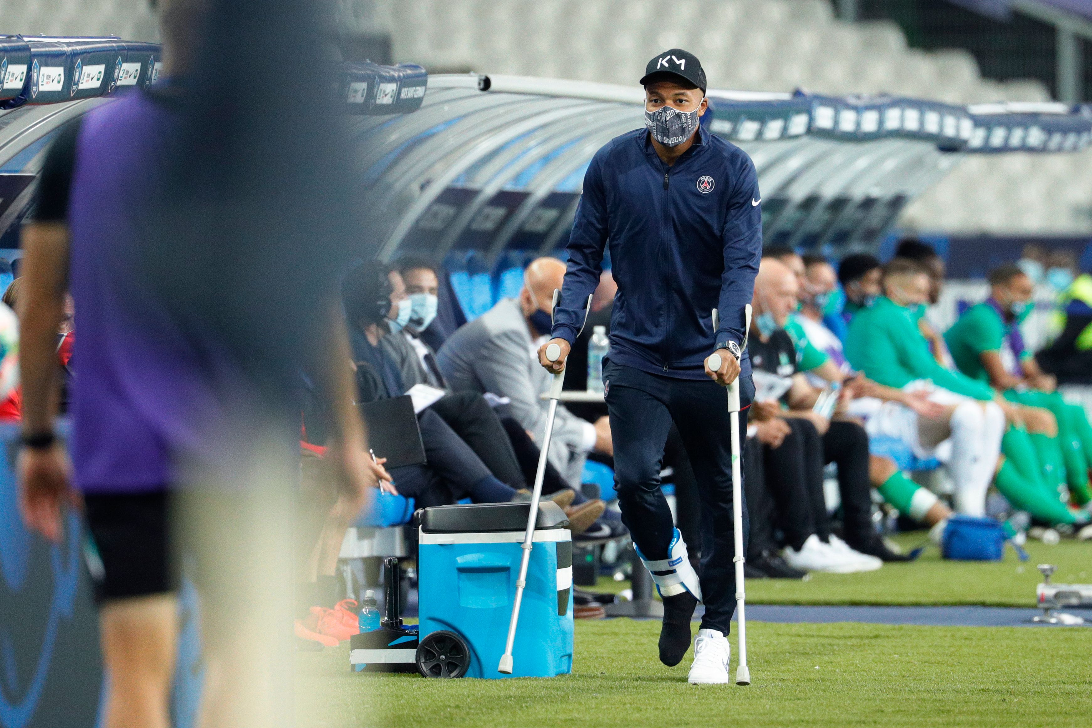 Penyerang PSG Kylian Mbappe menggunakan kruk lantaran mengalami cedera pergelangan kaki