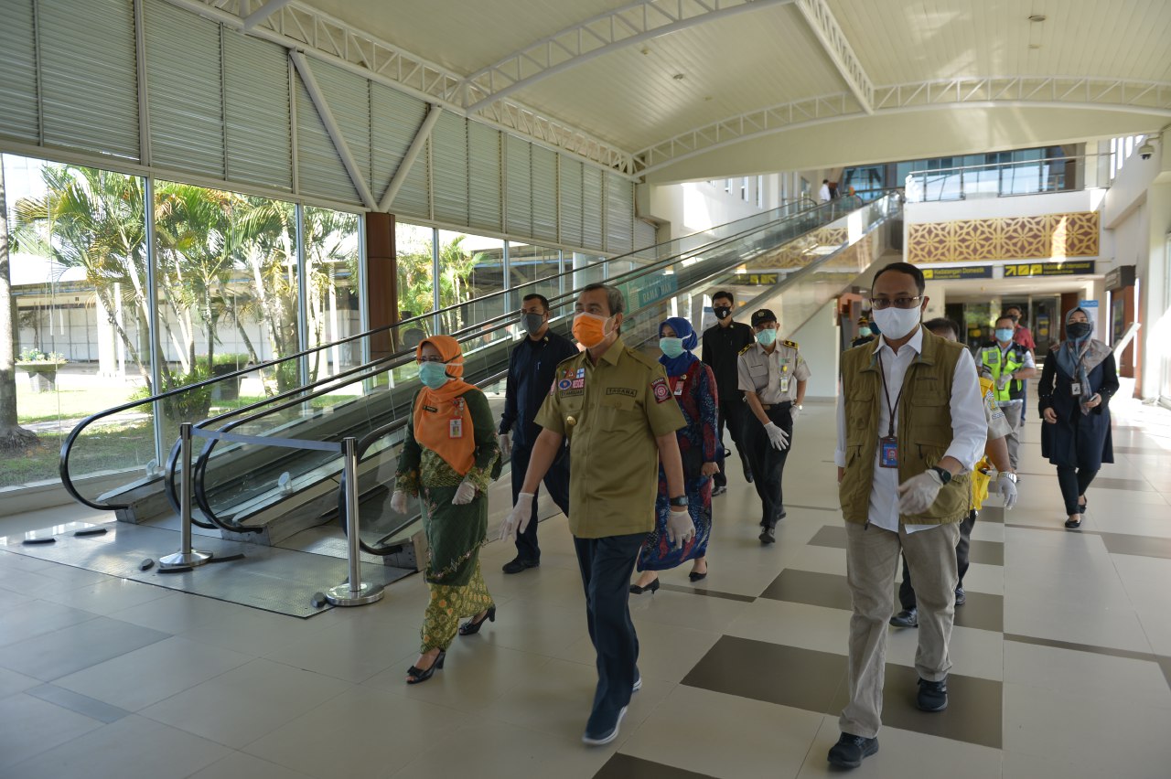 Gubernur Riau Syamsuar meninjau posko pengendalian percepatan penanganan covid-19 Bandara Sultan Syarif Kasim (SSK) II Pekanbaru,