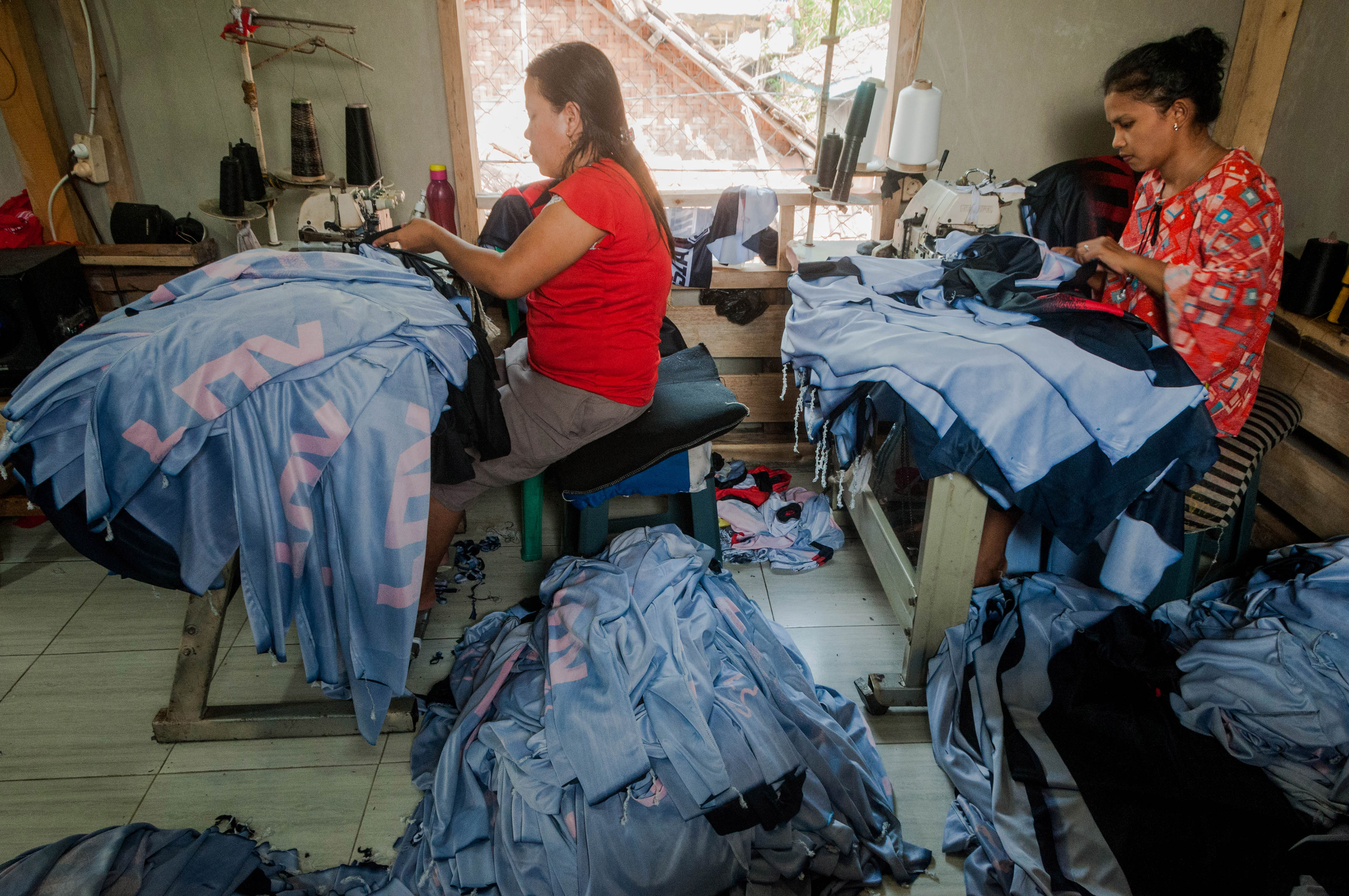 Pekerja menyelesaikan pesanan produksi baju di Desa Inten Jaya, Lebak, Banten.