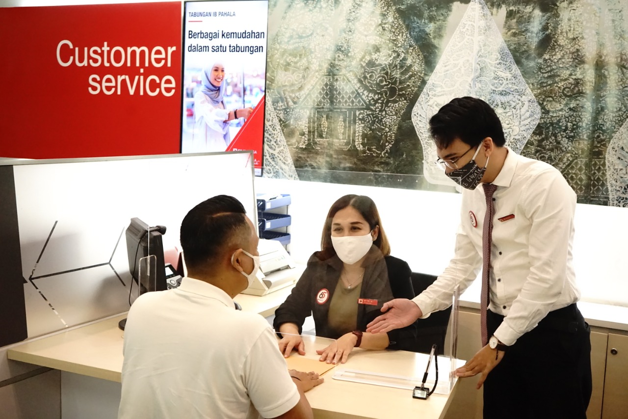 Petugas melayani nasabah CIMB Niaga
