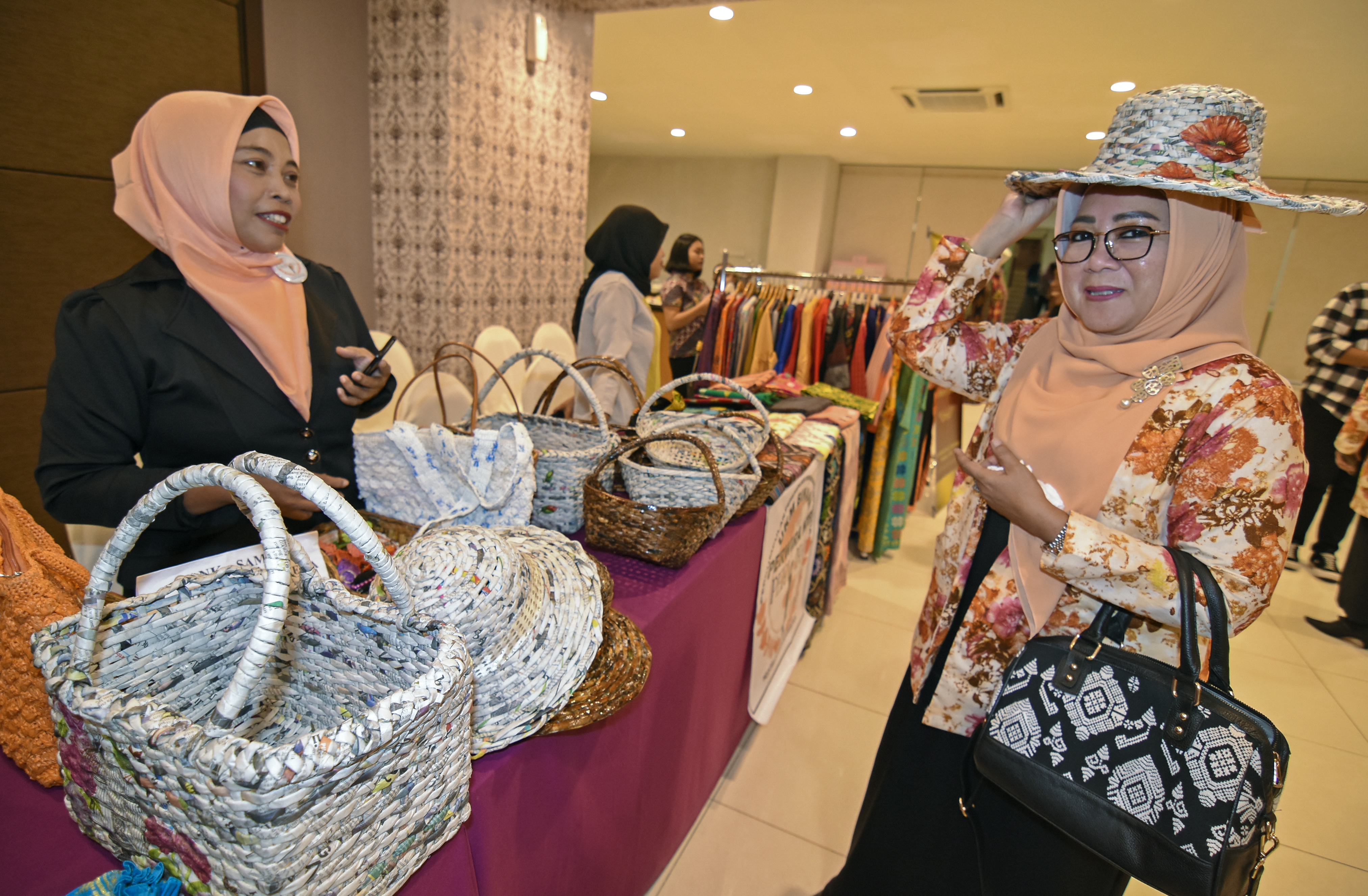 Pameran produk Usaha Kecil dan Menengah (UKM) Perkumpulan Perempuan Wirausaha Indonesia (Perwira) NTB di Hotel Lombok Plaza di Mataram, NTB.