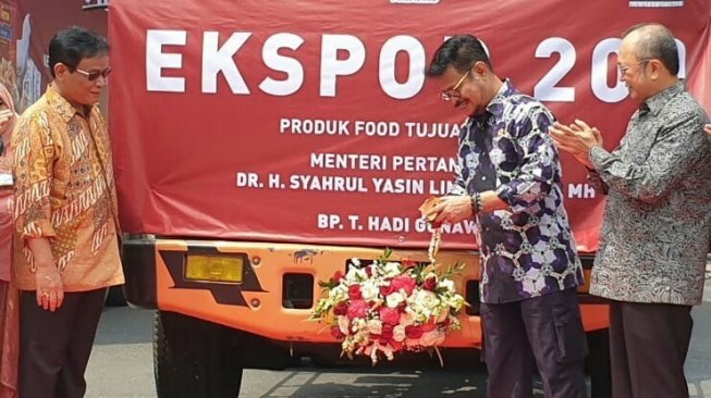 Mentan Syahrul Yasin Limpo (tengah) melepas ekspor produk peternakan ke mancanegara didampingi Dirjen PKH I Ketut Diarmita (kiri)