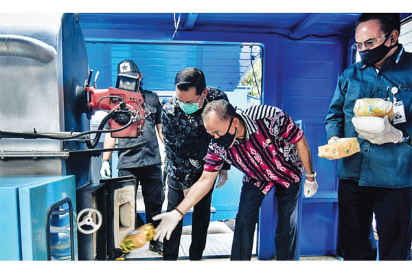 PEMUSNAHAN NARKOBA: Kepala Badan Narkotika Nasional (BNN) Komjen Heru Winarko (kedua kanan)