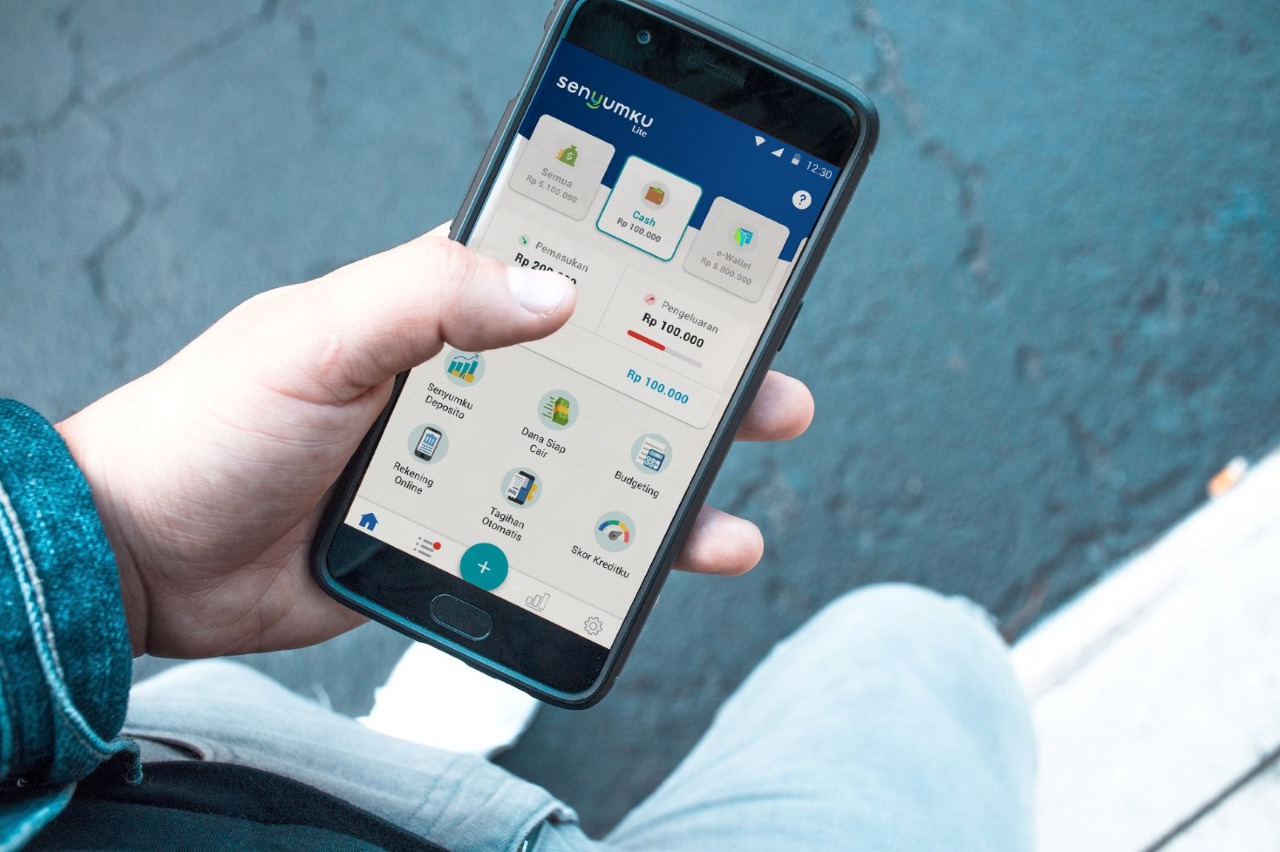 Kemajuan teknologi saat ini memungkinkan orang untuk bertransaksi hanya dengan melalui smartphone.