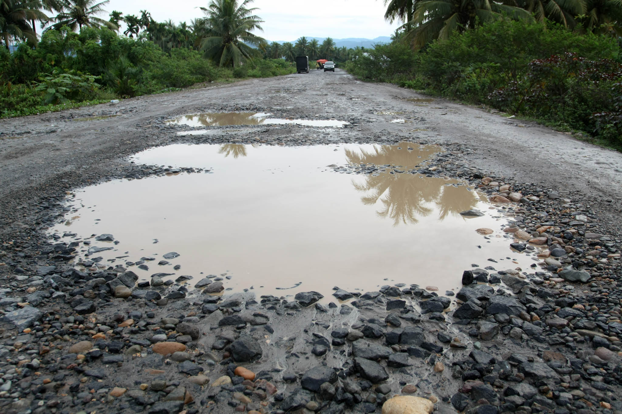  Satu unit mobil melintas diruas jalan alternatif yang rusak di Kabupaten Pesisir Selatan, Sumatra Barat.
