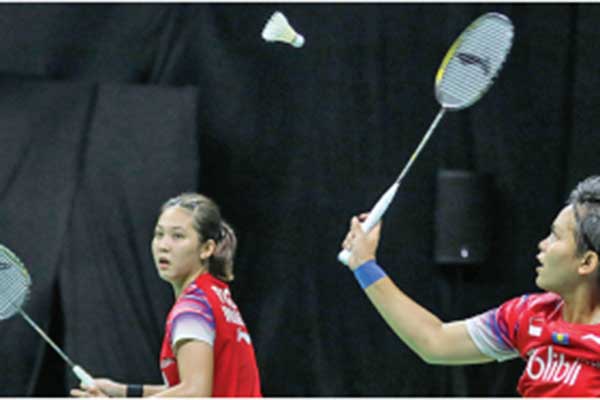 Pemain ganda putri Siti Fadia Silva Ramadhanti (kanan) mengembalikan bola ke arah lawan saat berpasangan dengan Ribka Sugiarto