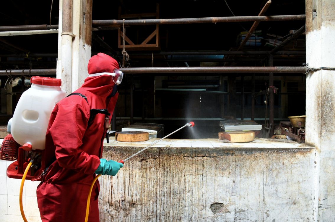 Penyemprotan disinfektan di area Pasar Cempaka Putih, Jakarta Pusat, Selasa (14/7/2020).