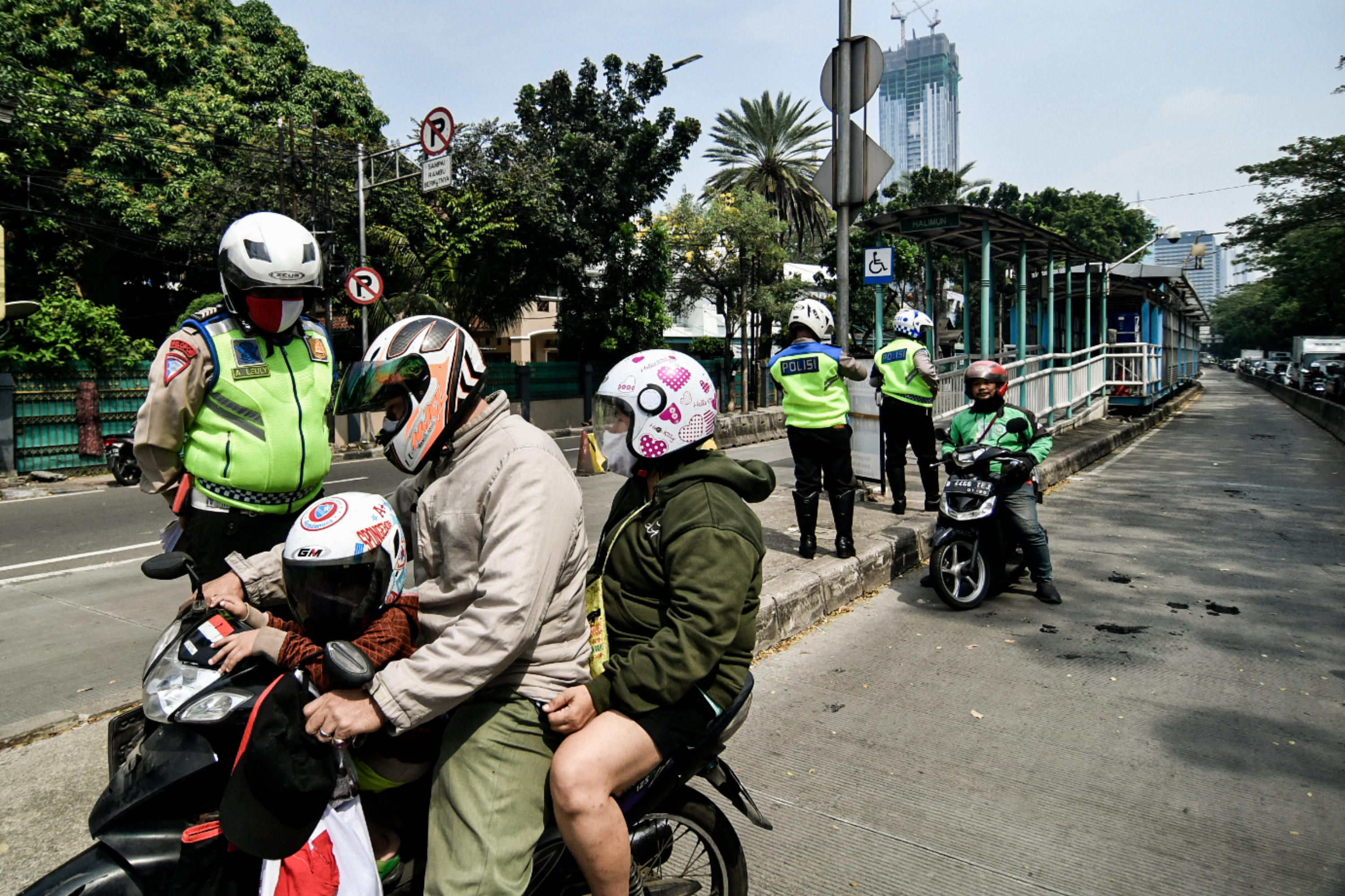 Polisi Lalu lintas memberhentikan sejumlah kendaraan yang kedapatan menerobos jalur Trans-Jakarta di Jalan Galunggung, Setiabudi.