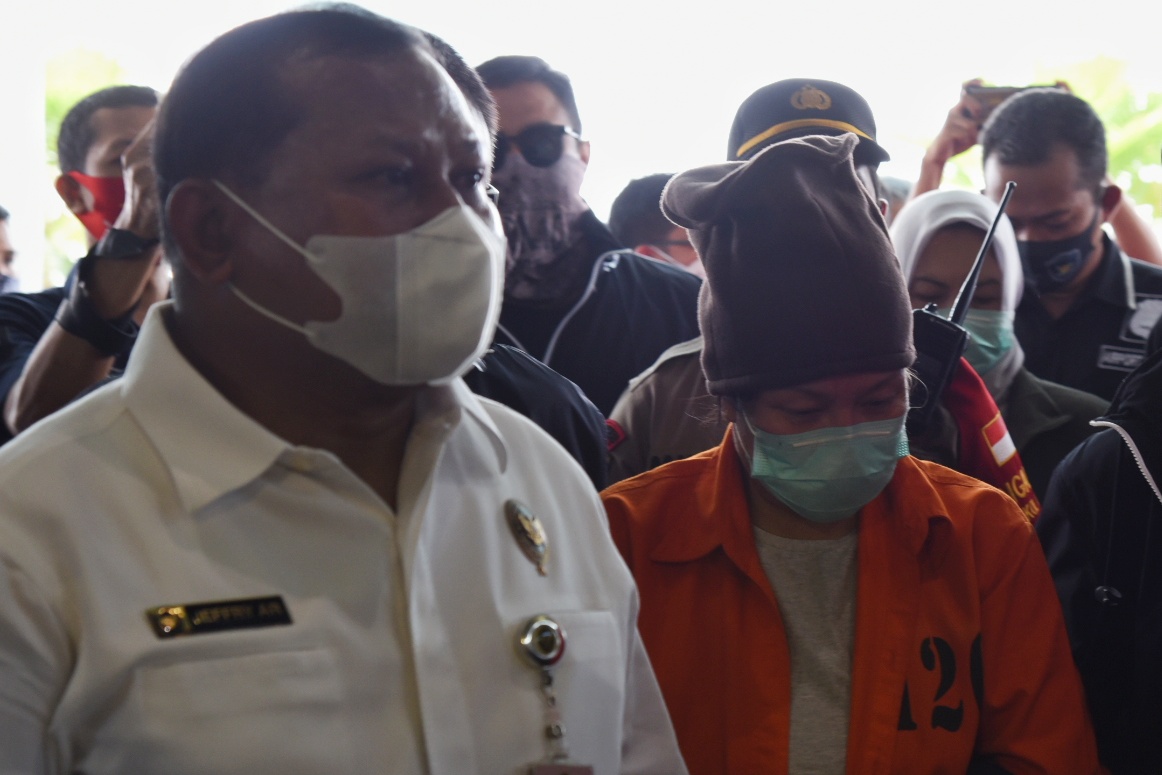 Maria Pauline Lumayan saat tiba di Bandara Soekarno-Hatta usai diekstradisi dari Serbia
