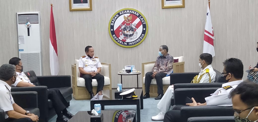 Kepala Bakamla RI Laksamana Madya TNI Aan Kurnia bersama Duta Besar India untuk Indonesia dan Timor Leste Pradeep Kumar Rawat di Jakarta.