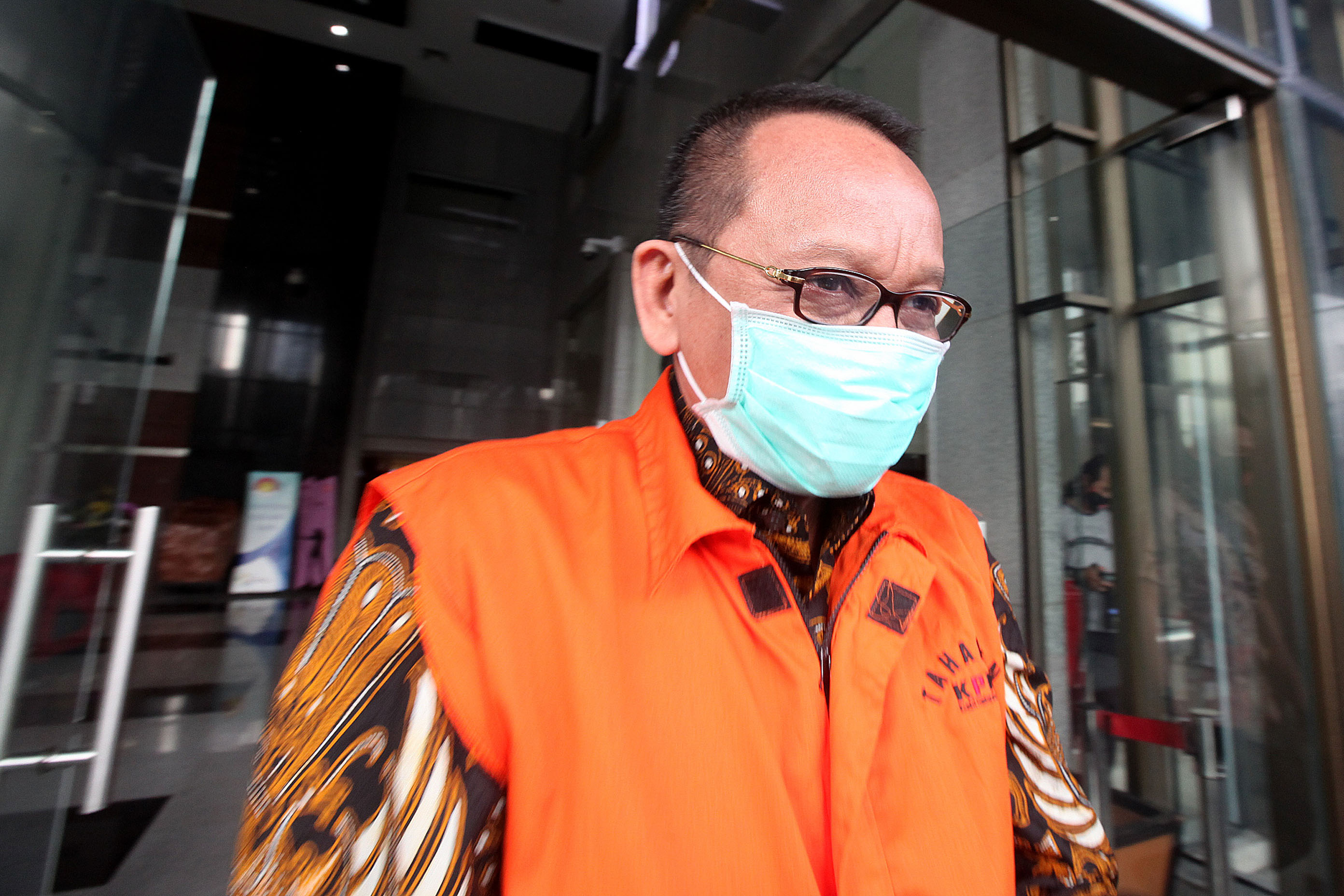 Tersangka mantan Sekretaris Mahkamah Agung (MA) Nurhadi seusai menjalani pemeriksaan, di gedung KPK, Jakarta, Selasa (30/6).