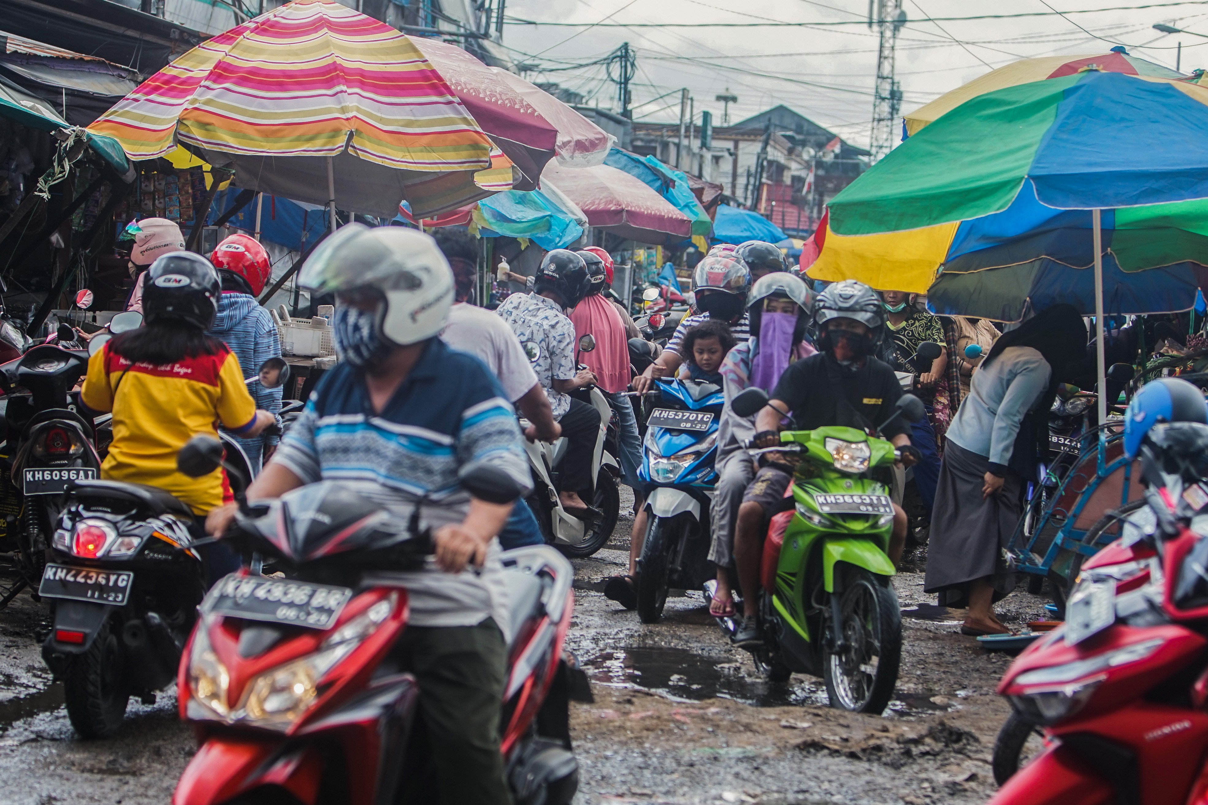 Warga memadati kawasan Pasar Besar, Palangkaraya, Kalimantan Tengah, Rabu (17/6).