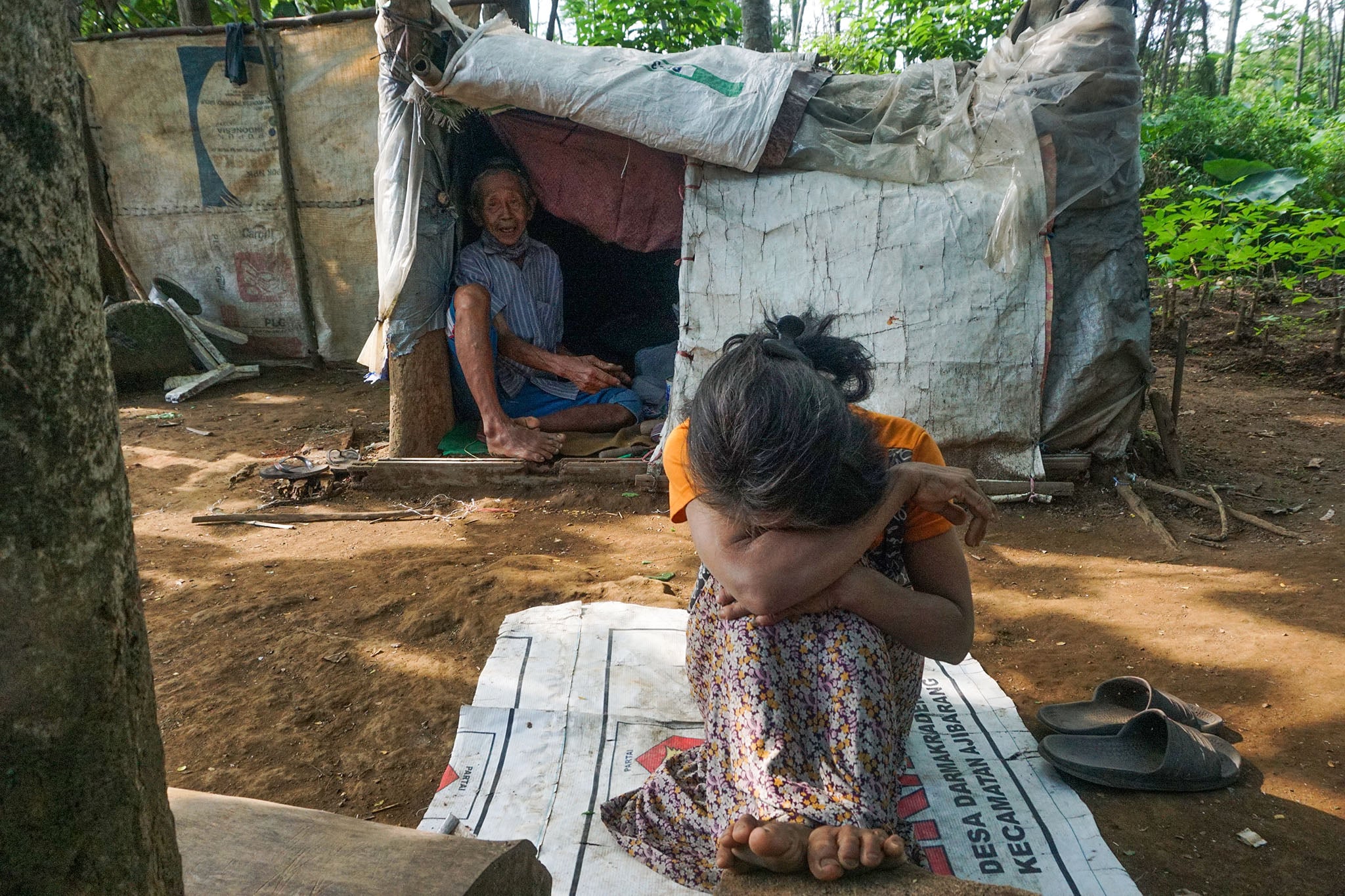 Pasangan Tarso, 70, dan Sugiyani, 41, menempati gubuk berbahan plastik sejak lima tahun lalu
