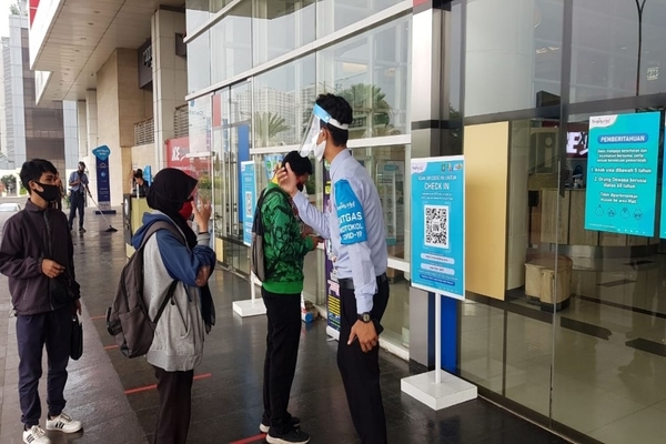 Petugas protokol kesehatan covid-19 Tangcity Mal melakukan pengecekan terhadap pengunjung, Senin, 22 Juni 2020. 