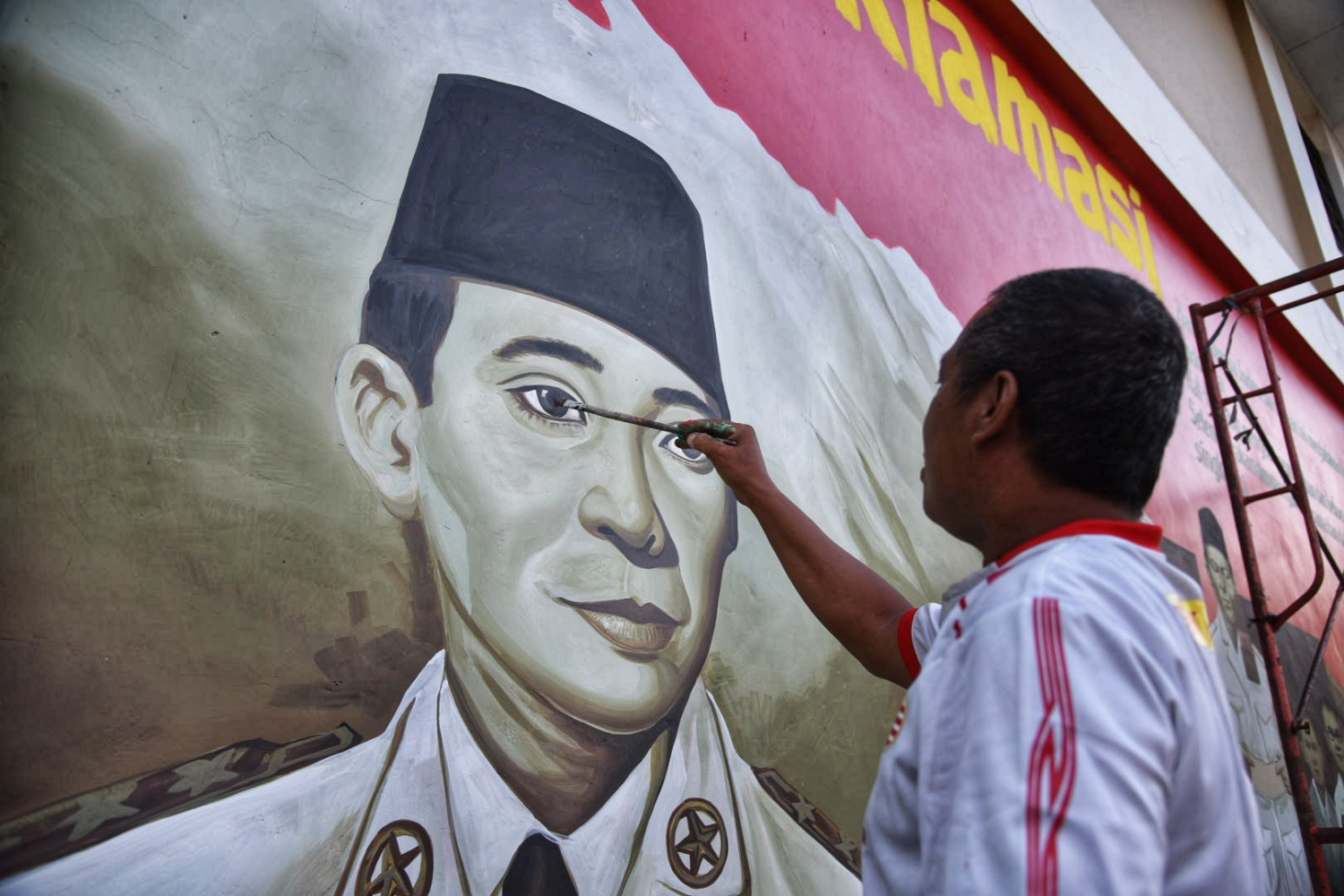Sabar, 60, tengah membuat mural detik-detik proklamasi kemerdekaan Republik Indonesia di SDN Pondok Aren 02, Pondok Aren, Tangsel.