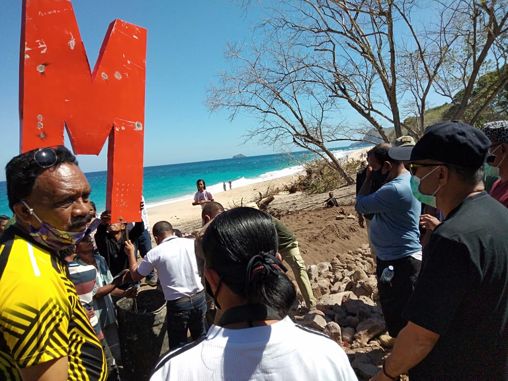 Bupati Lembata , Eliazer Yentji Sunur meninjau persiapan Pantai Mingar yang menjadi kawasan wisata tematik di Lembata.