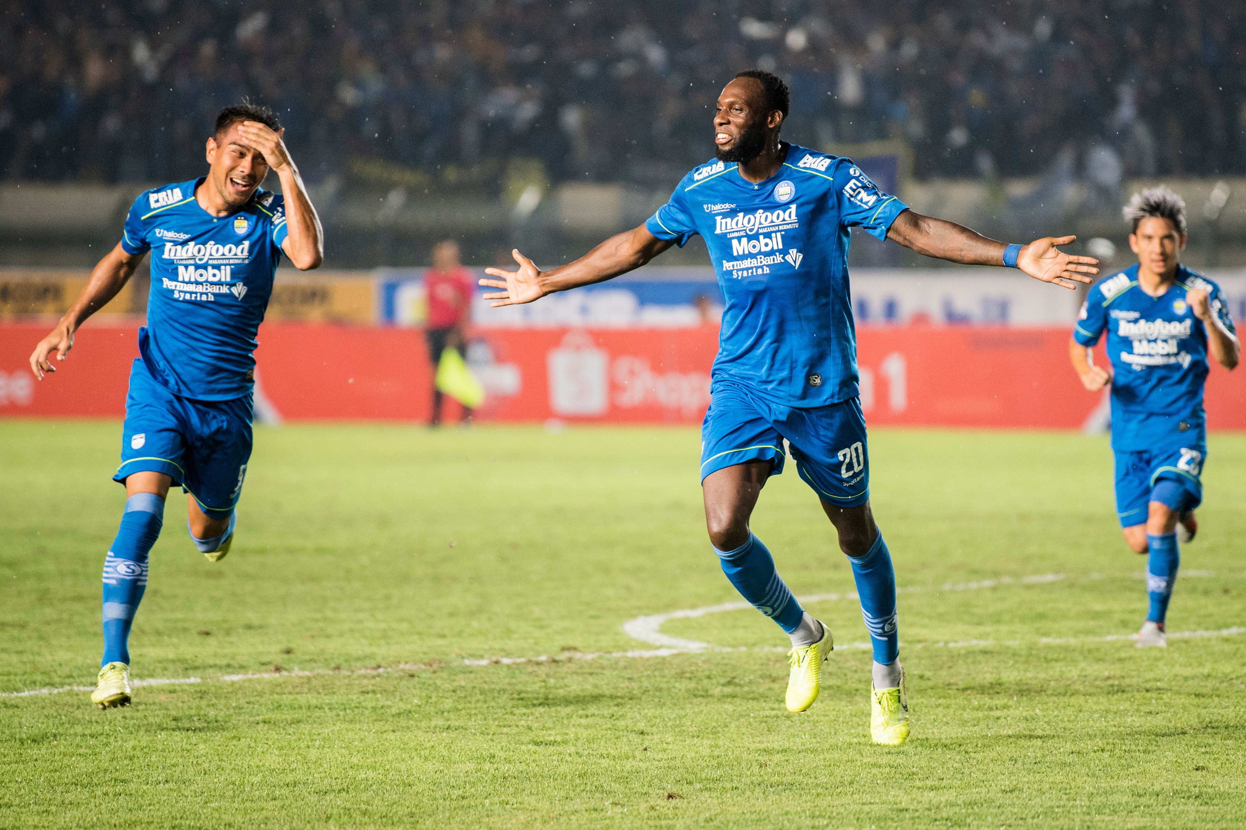 Pemain Persib melakukan selebrasi saat mencetak gol ke gawang PSS Sleman di stadion Si Jalak Harupat, Bandung, Jabar, Minggu (15/3) lalu.