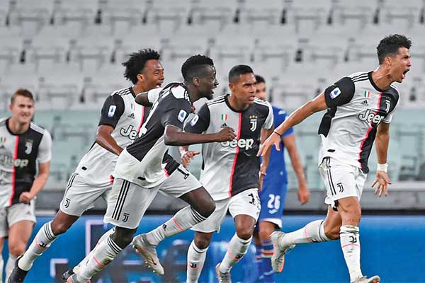 Penyerang Juventus Cristiano Ronaldo (kanan) mengekspresikan kegembiraannya setelah membobol gawang Sampdoria 