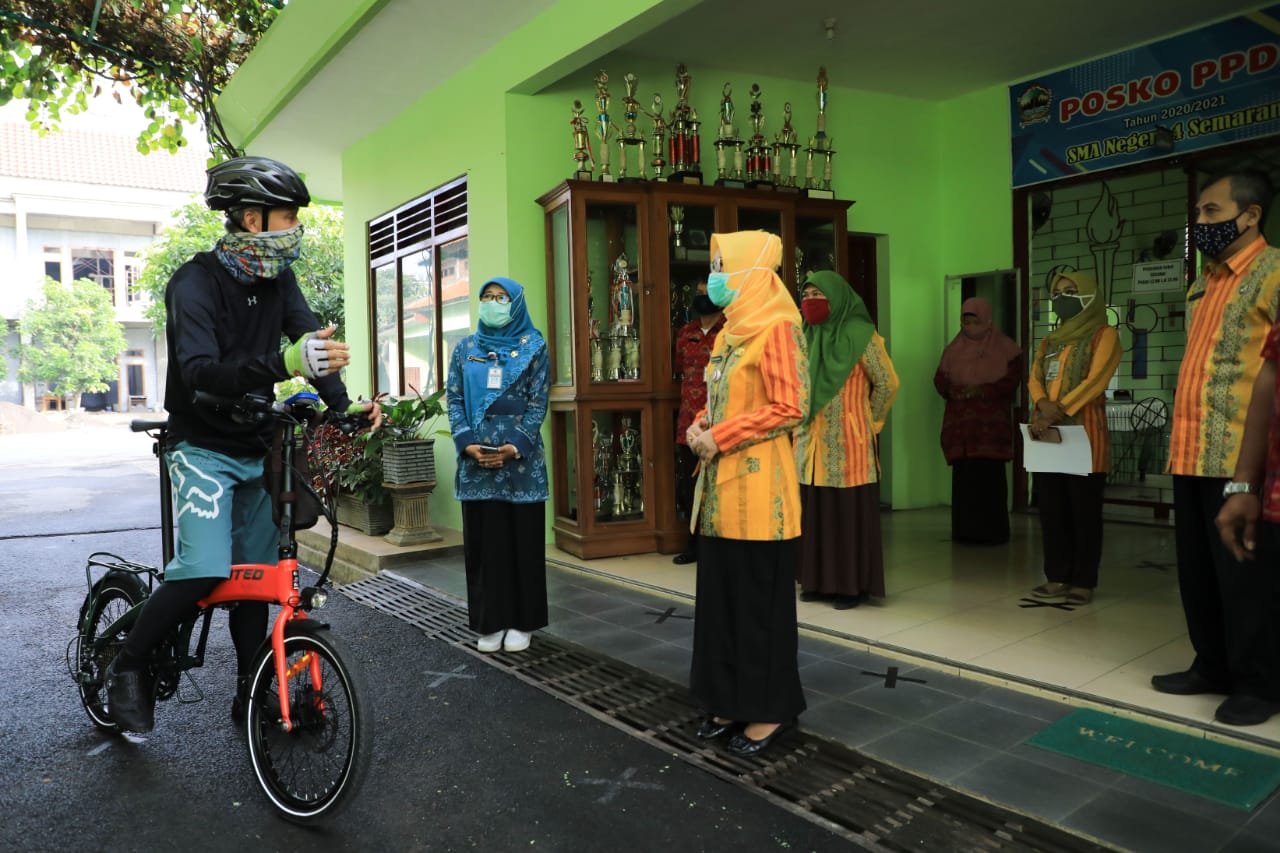 Gubernur Jawa Tengah Ganjar Pranowo sambil gowes keliling ke sekolah-sekolah di Kota Semarang yang melaksanakan PPDB, Selasa (7/7/2020).