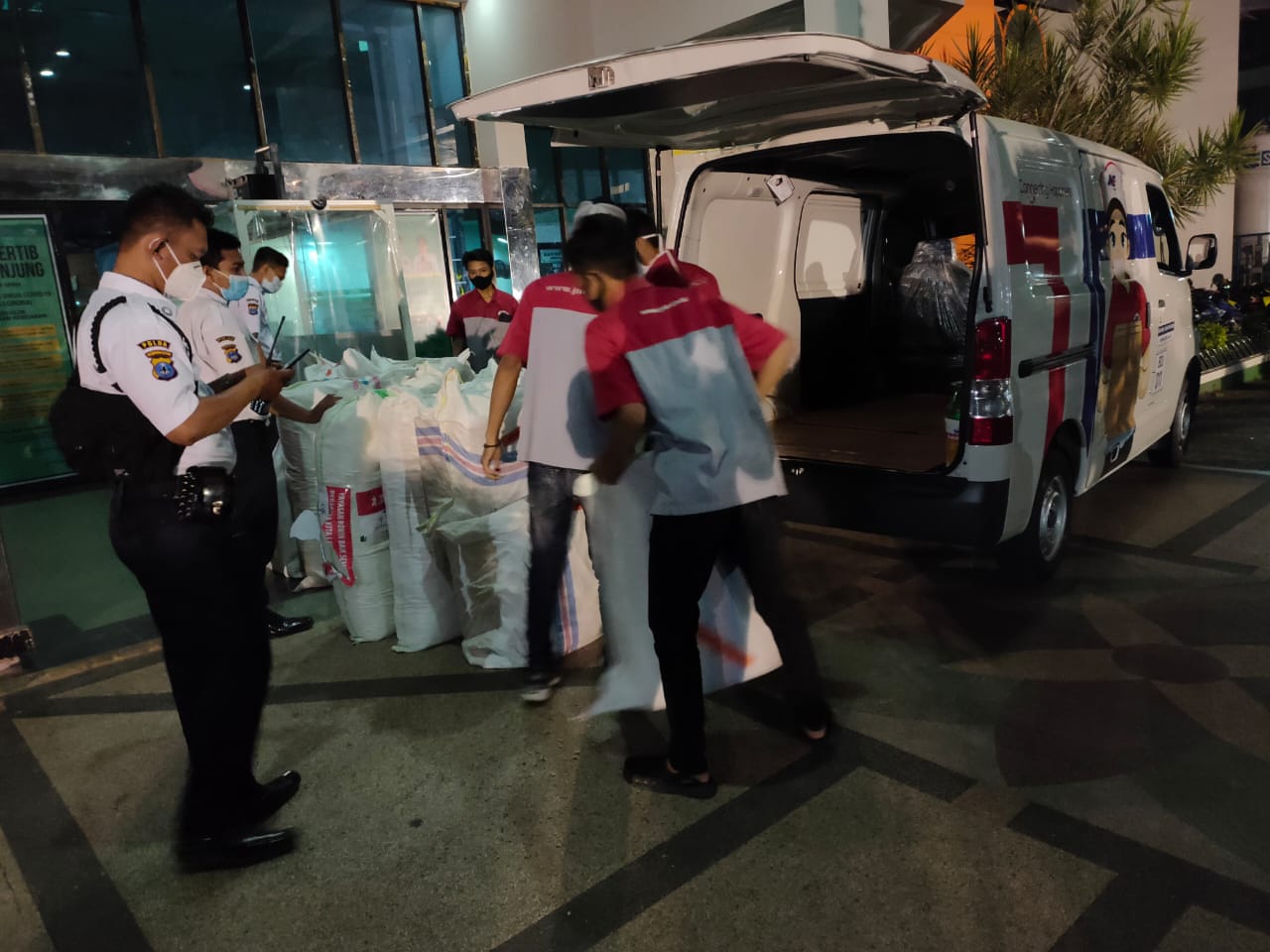 Penyaluran bantuan alat dan perlengkapan dari Media Group ke sejumlah rumah sakit di Kalsel. 