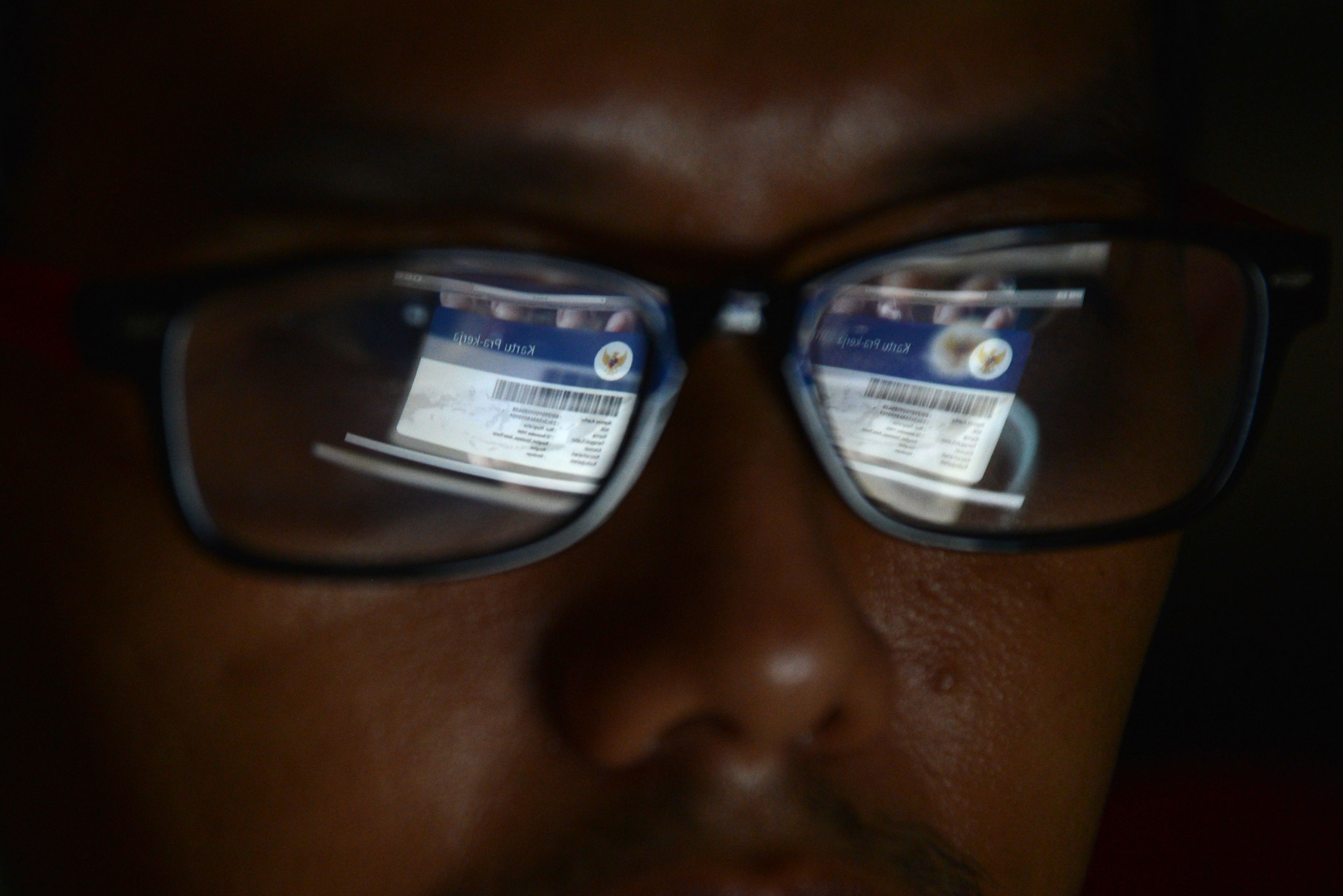 Warga mengamati situs Kartu Prakerja