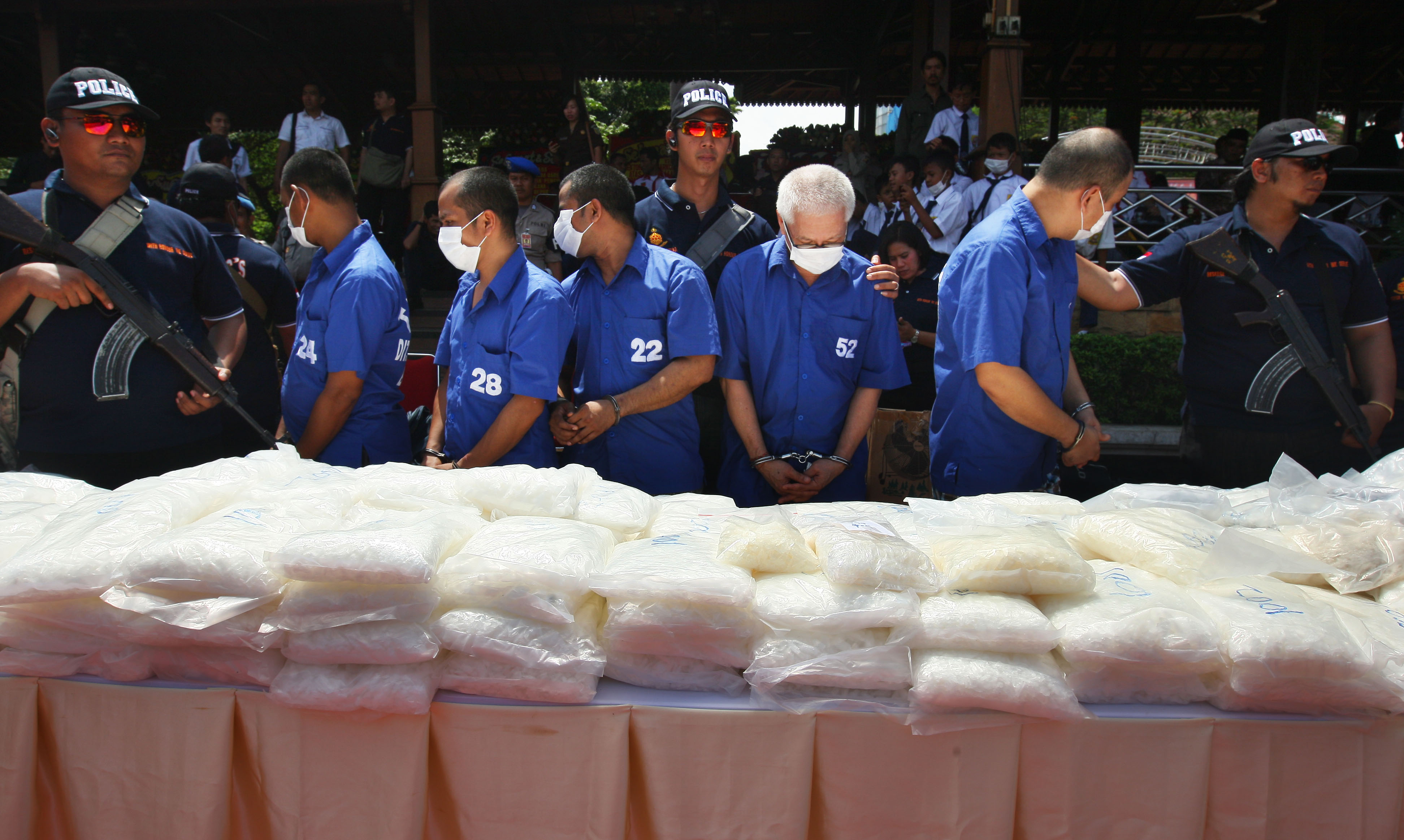 Petugas dari Direktorat Tindak Pidana Narkoba Bareskrim Mabes Polri menggelar barang bukti dan tersangka saat pemusnahan barang bukti 