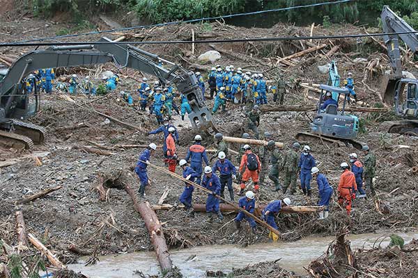 Petugas penyelamat mencari korban tanah longsor yang disebabkan hujan lebat di Tsunagi, Prefektur Kumamoto, Jepang
