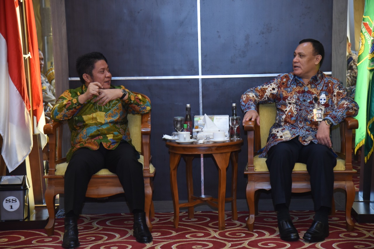 Ketua KPK Fir Bahuri bicang bersama Gubernur Sumsel, Herman Deru (kiri)