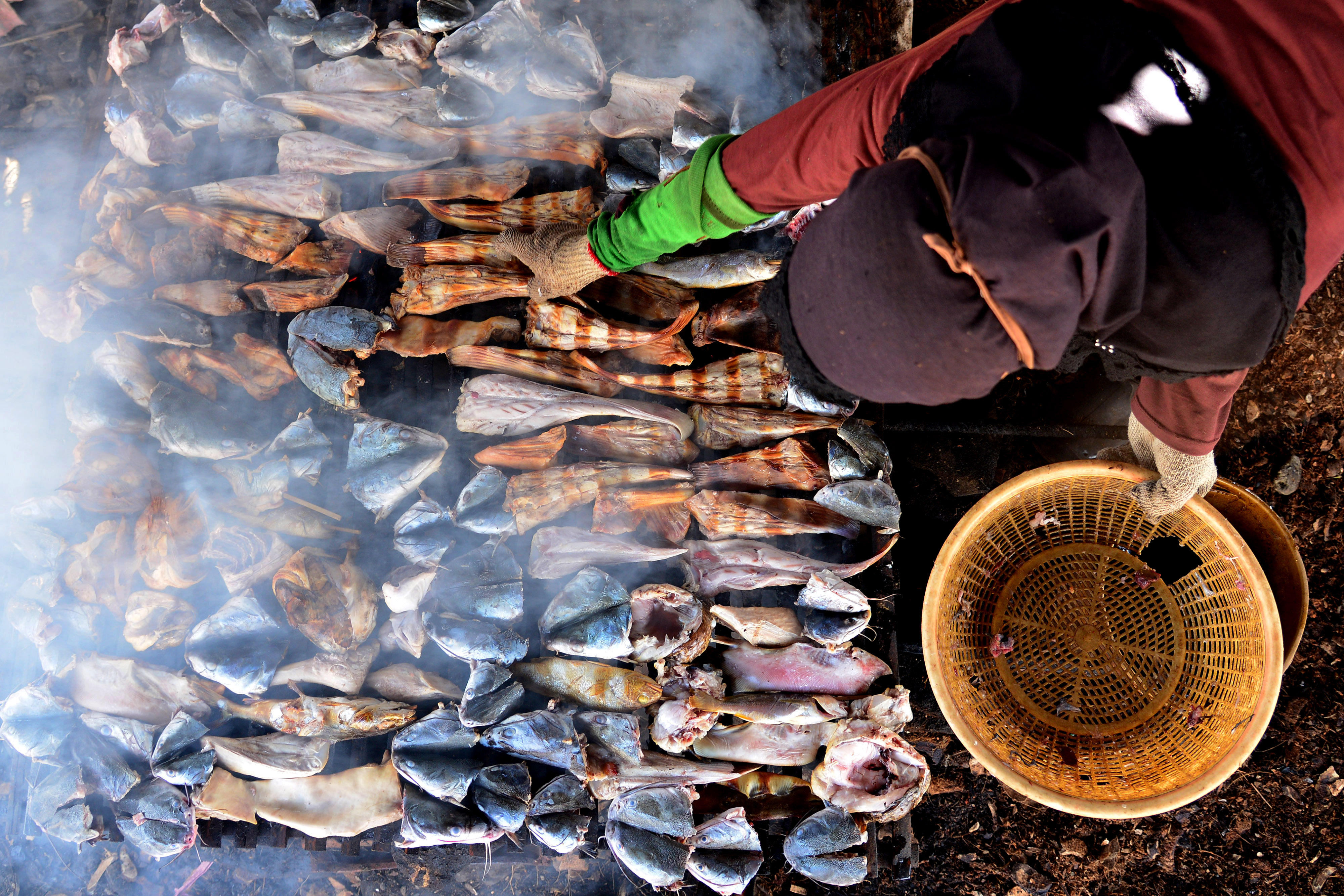 Produksi ikan asap di tambak Wedi,Surabaya