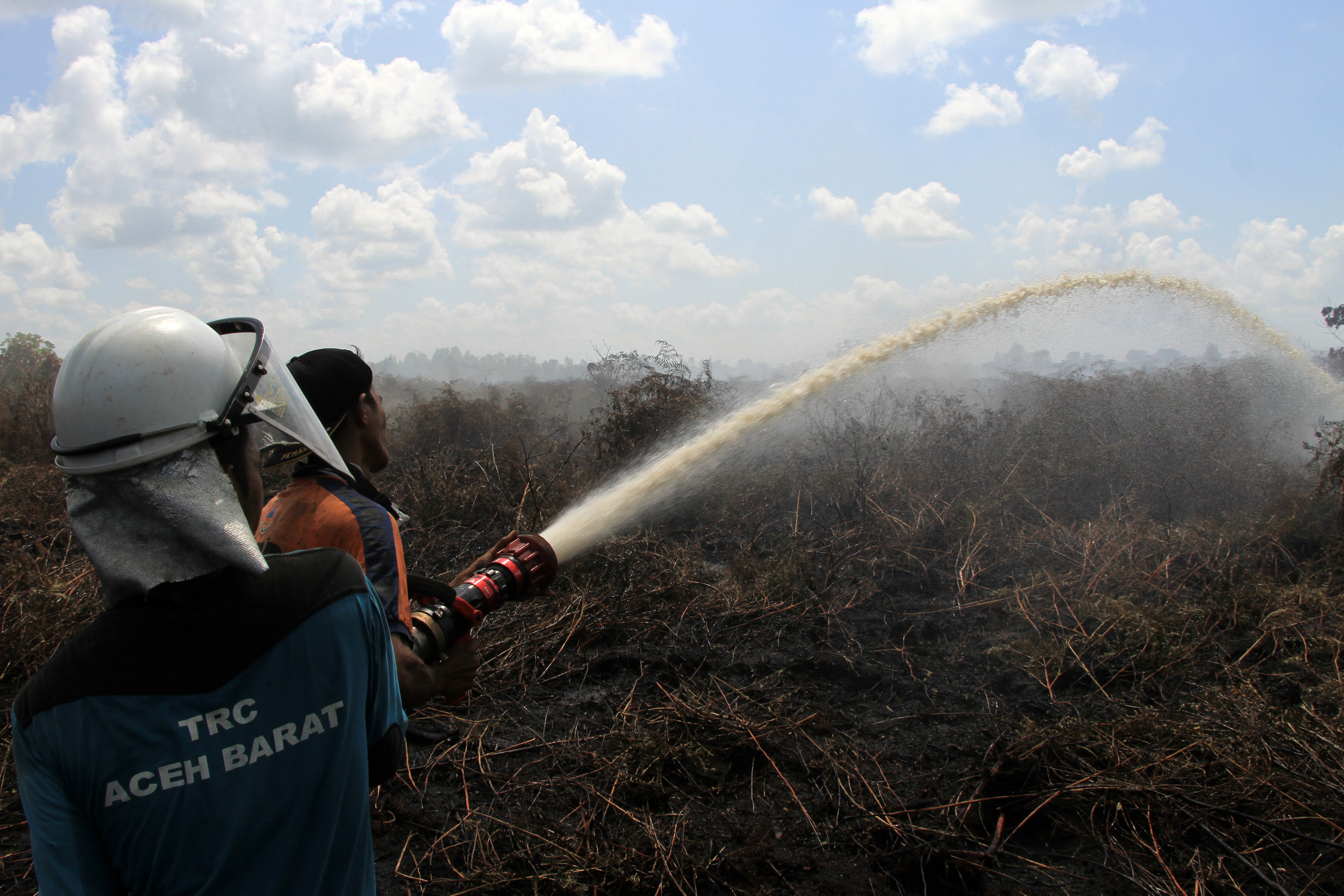 Pemadaman kebakaran hutan di lahan gambut
