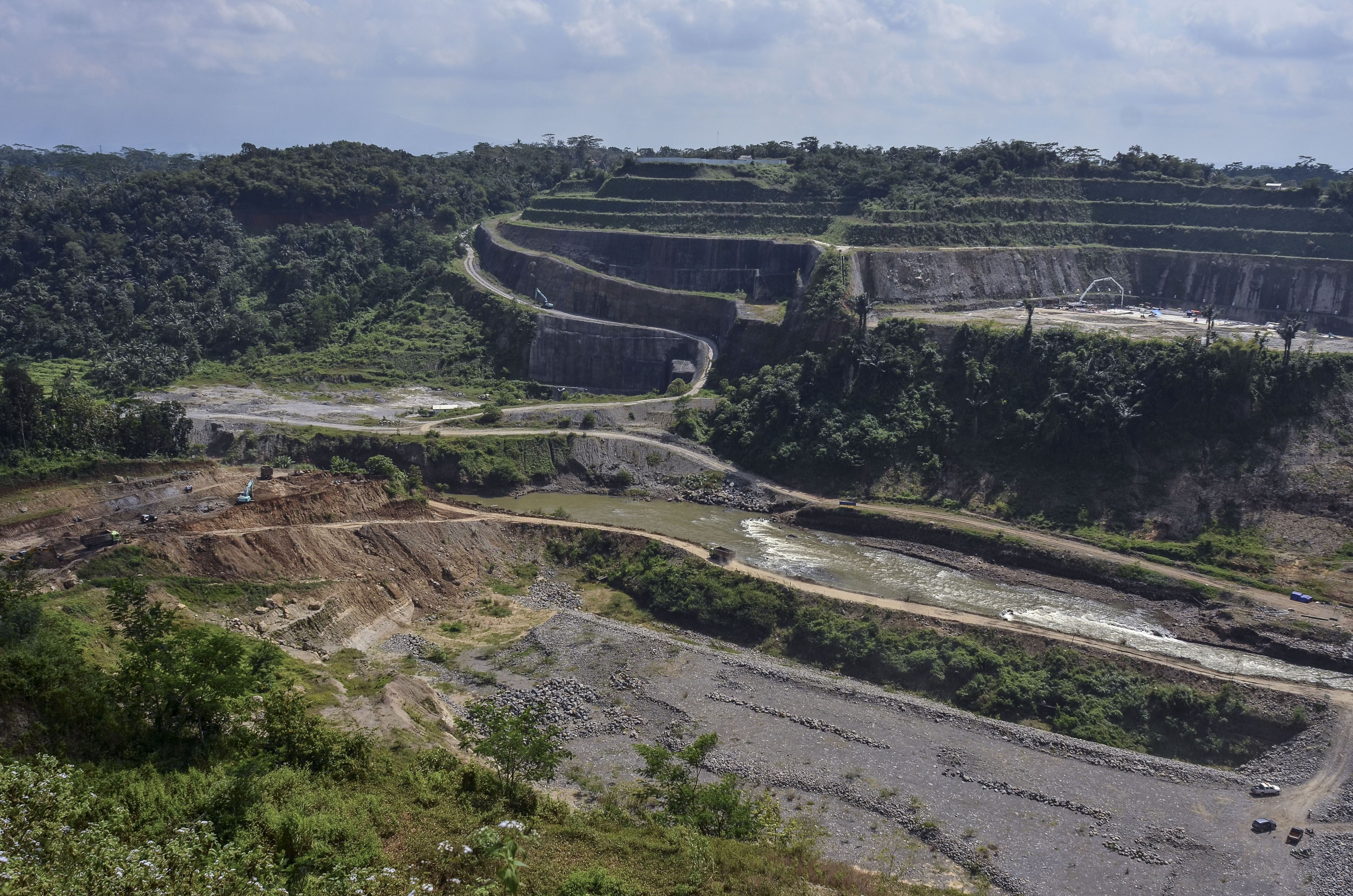 Suasana pembangunan Bendungan Leuwikeris di Kabupaten Tasikmalaya, Jawa Barat, Senin (29/6)