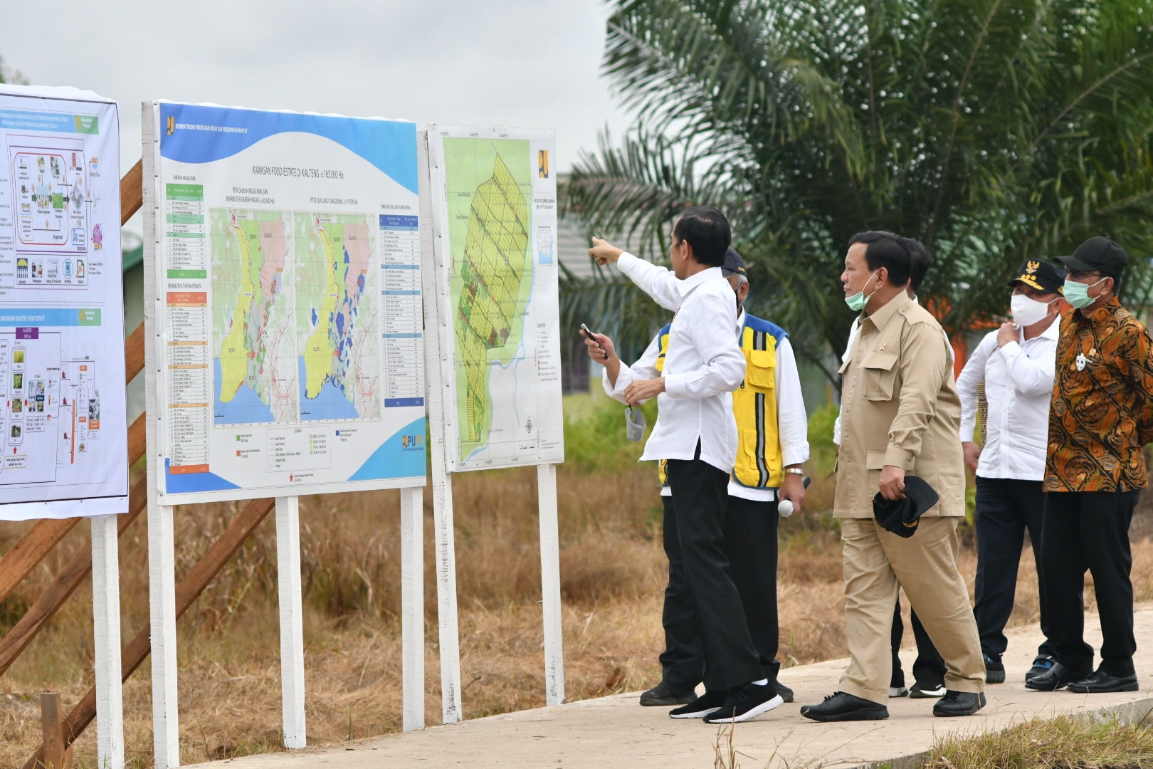 Presiden Republik Indonesia (RI) Ir. H. Joko Widodo (Jokowi) Tinjau food estate di Kalimantan tengah.