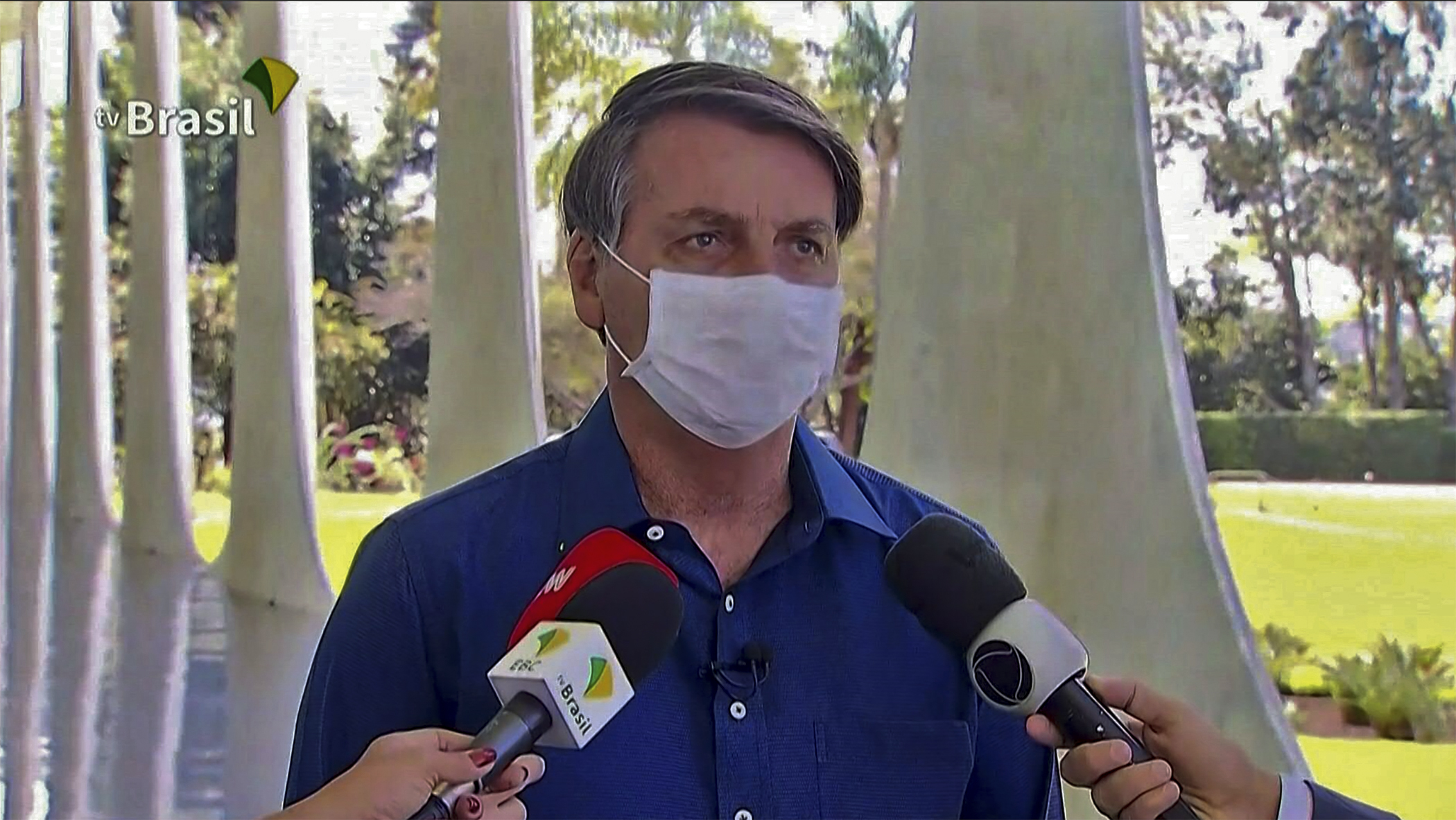 Presiden Brasil Jair Bolsonaro menyatakan dalam penyembuhan covid-19 cukup dengan obat malaria. Hal sama dilakukan menterinya.