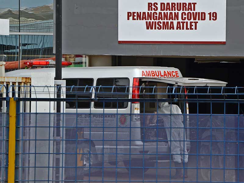 Petugas bersiap memindahkan pasien memasuki Rumah Sakit Darurat Penanganan COVID-19 di Wisma Atlet Kemayoran