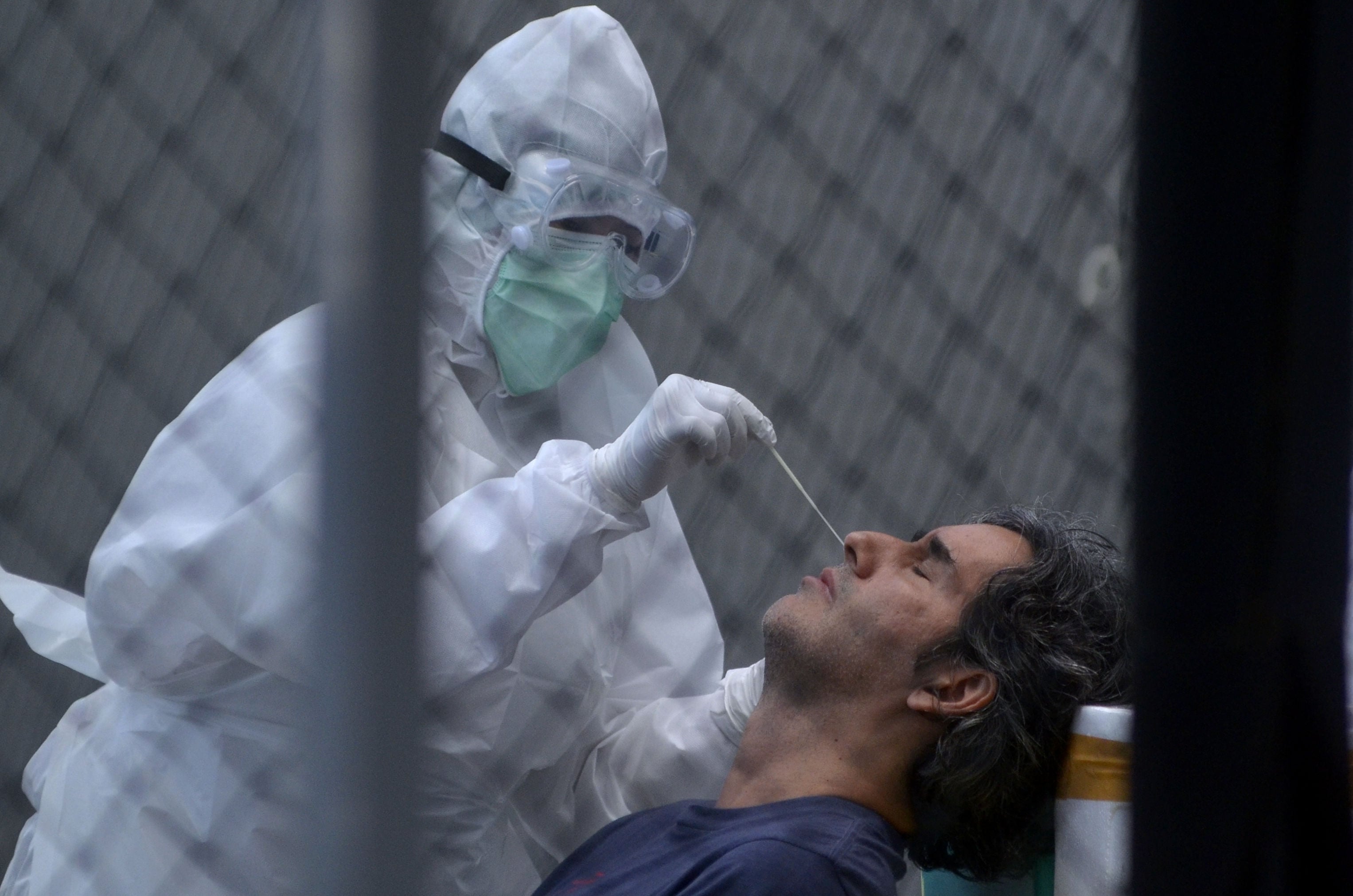 Pelatih Bali United Stefano Cugurra (kanan) menjalani tes usap (swab test) COVID-19 di kawasan Kuta, Badung, Bali, kemarin.