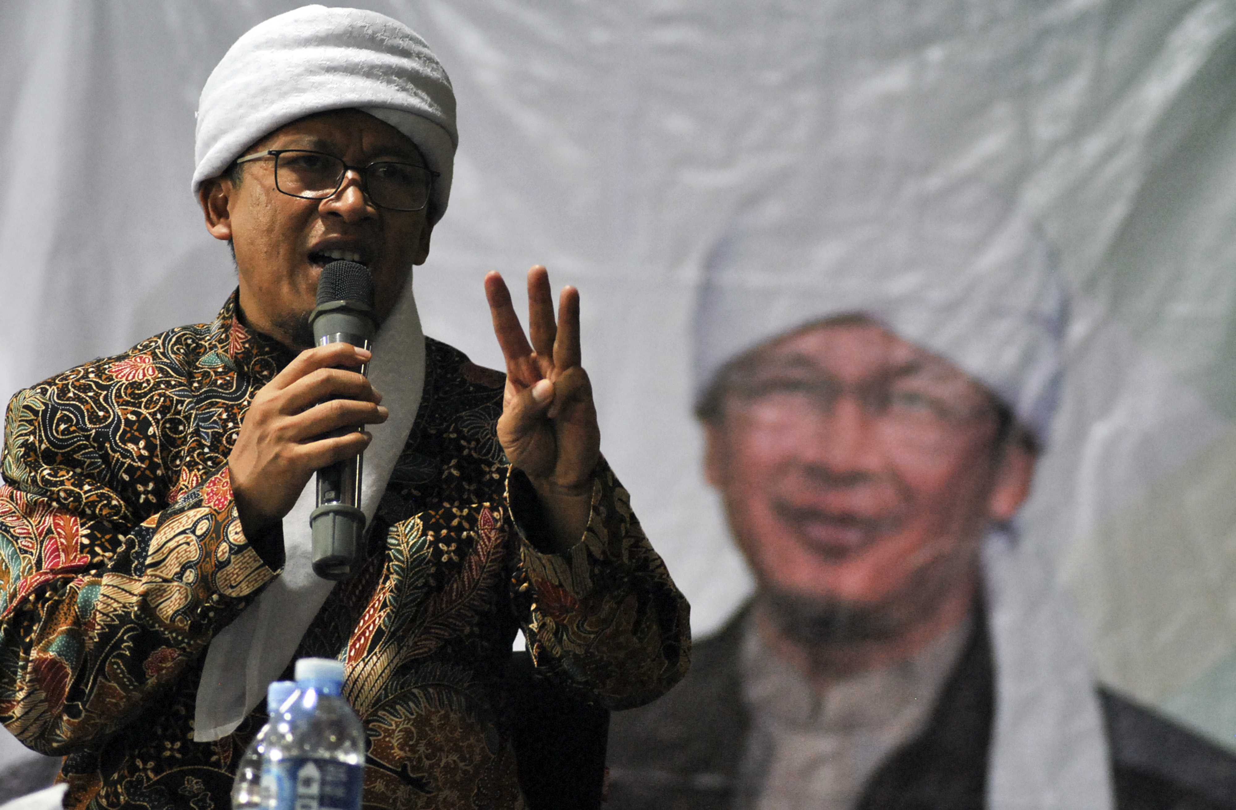 Pimpinan Pondok Pesantren Daarut Tauhid, Bandung KH Abdullah Gymnastiar atau Aa Gym.