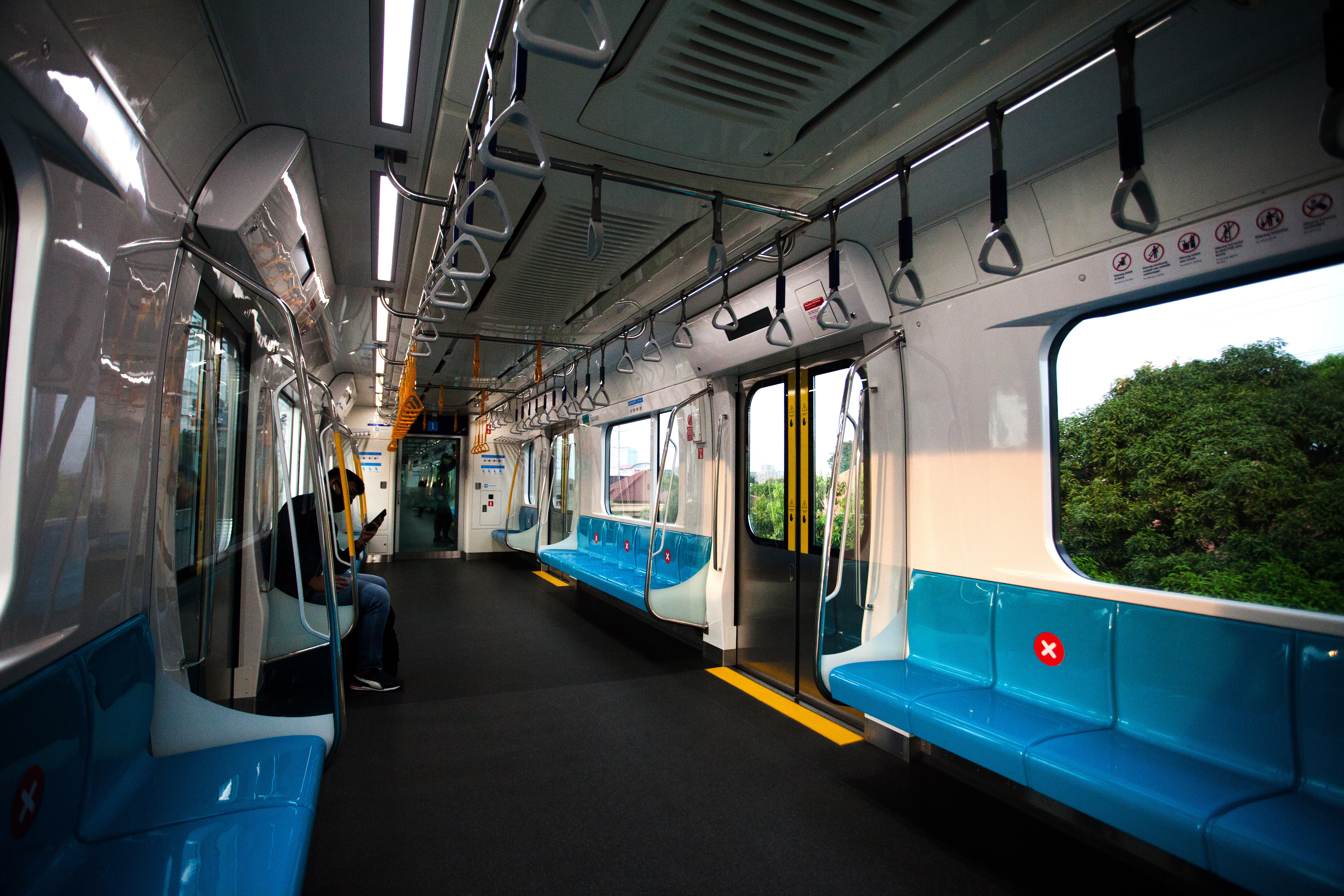 Suasana lengang di gerbong kereta Mass Rapid Transit (MRT) di Jakarta pada 5 Juni 2020