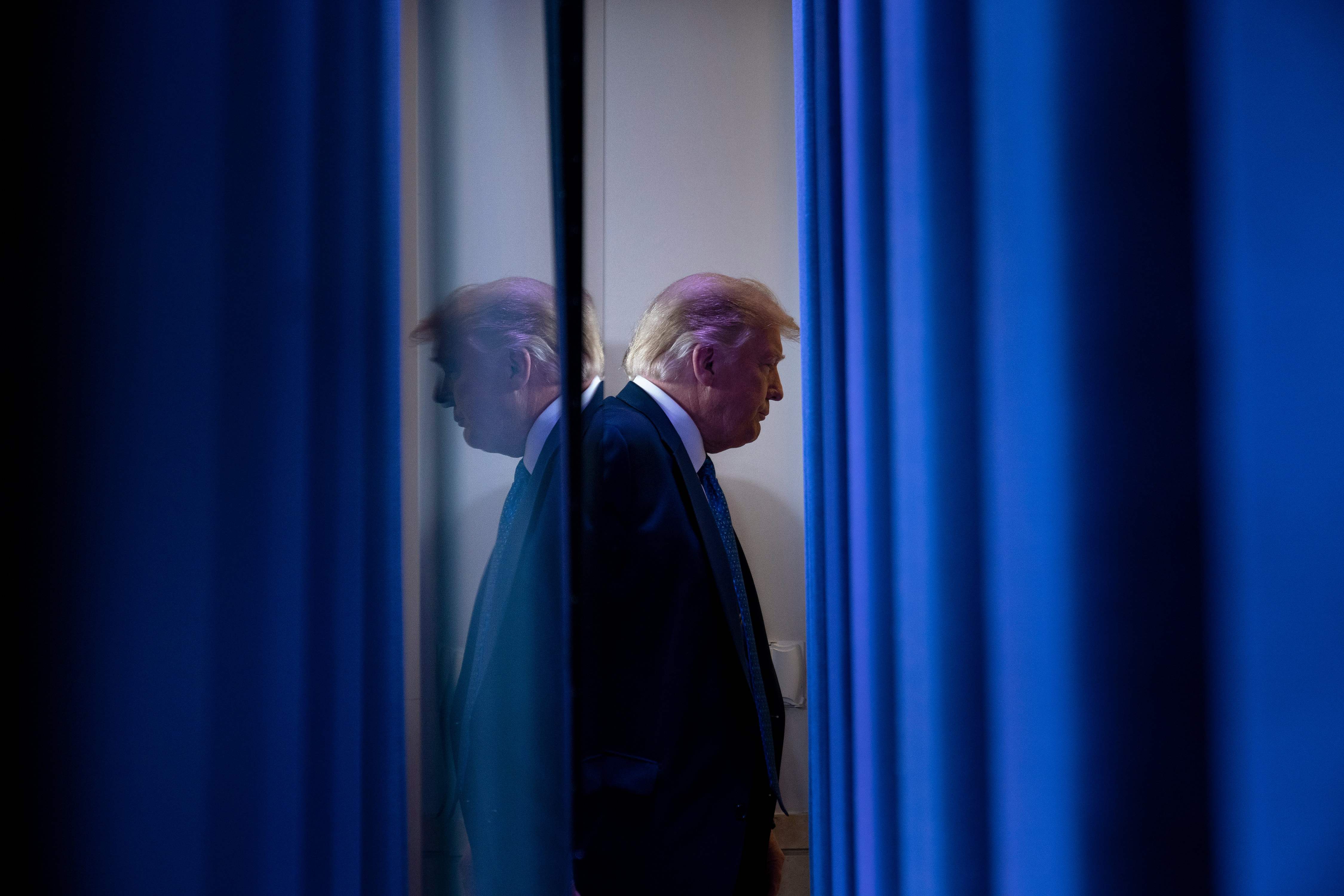 Presiden AS Donald Trump meninggalkan ruangan pengarahan.di Gedung Putih.