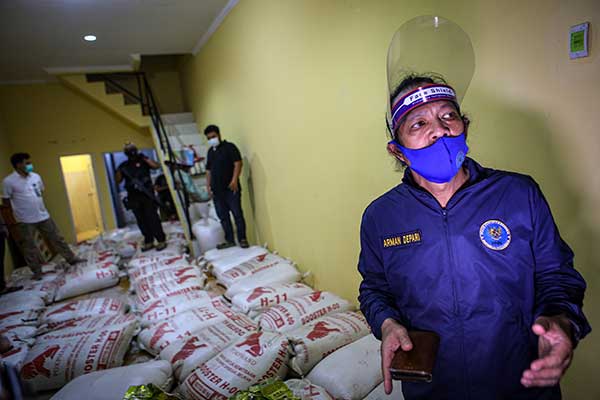 Deputi Pemberantasan Badan Narkotika Nasional Irjen Pol Arman Depari (kanan) memberikan keterangan pers 