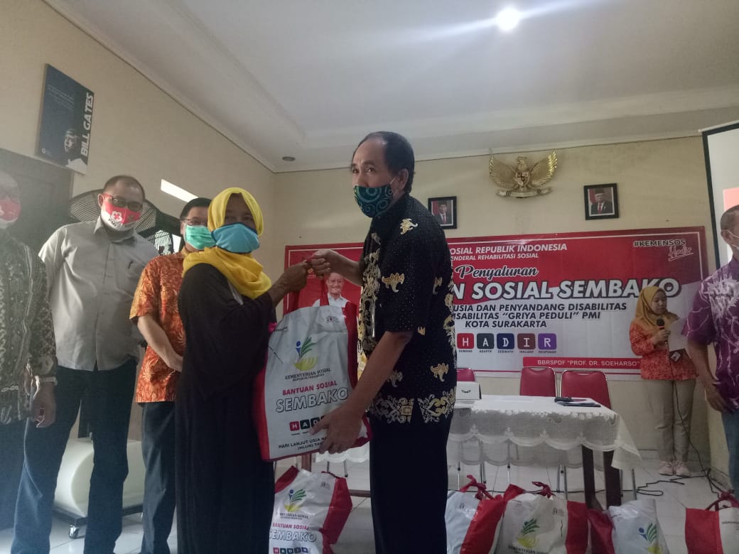 Kemensos Salurkan 128 Paket Gizi Warga Lanzia dan DisabilitasMental Griya PMI Surakarta: 