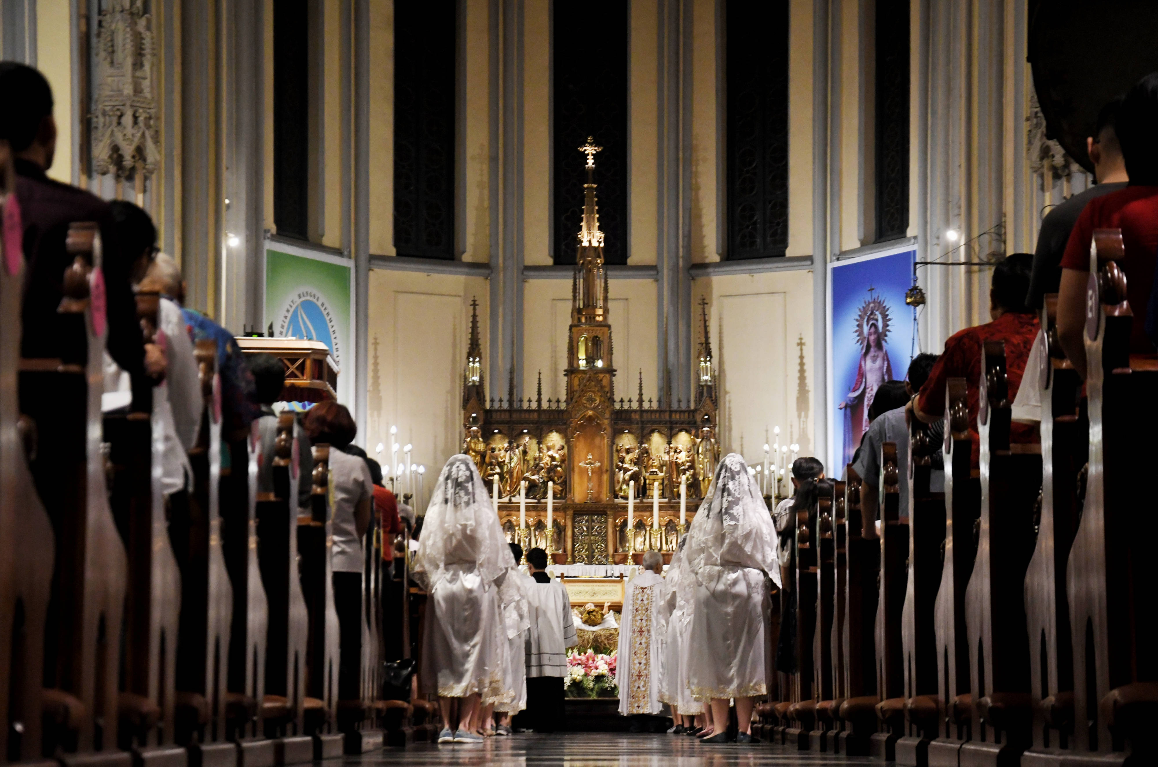 Suasana misa malam Natal di Gereja Katedral Jakarta.