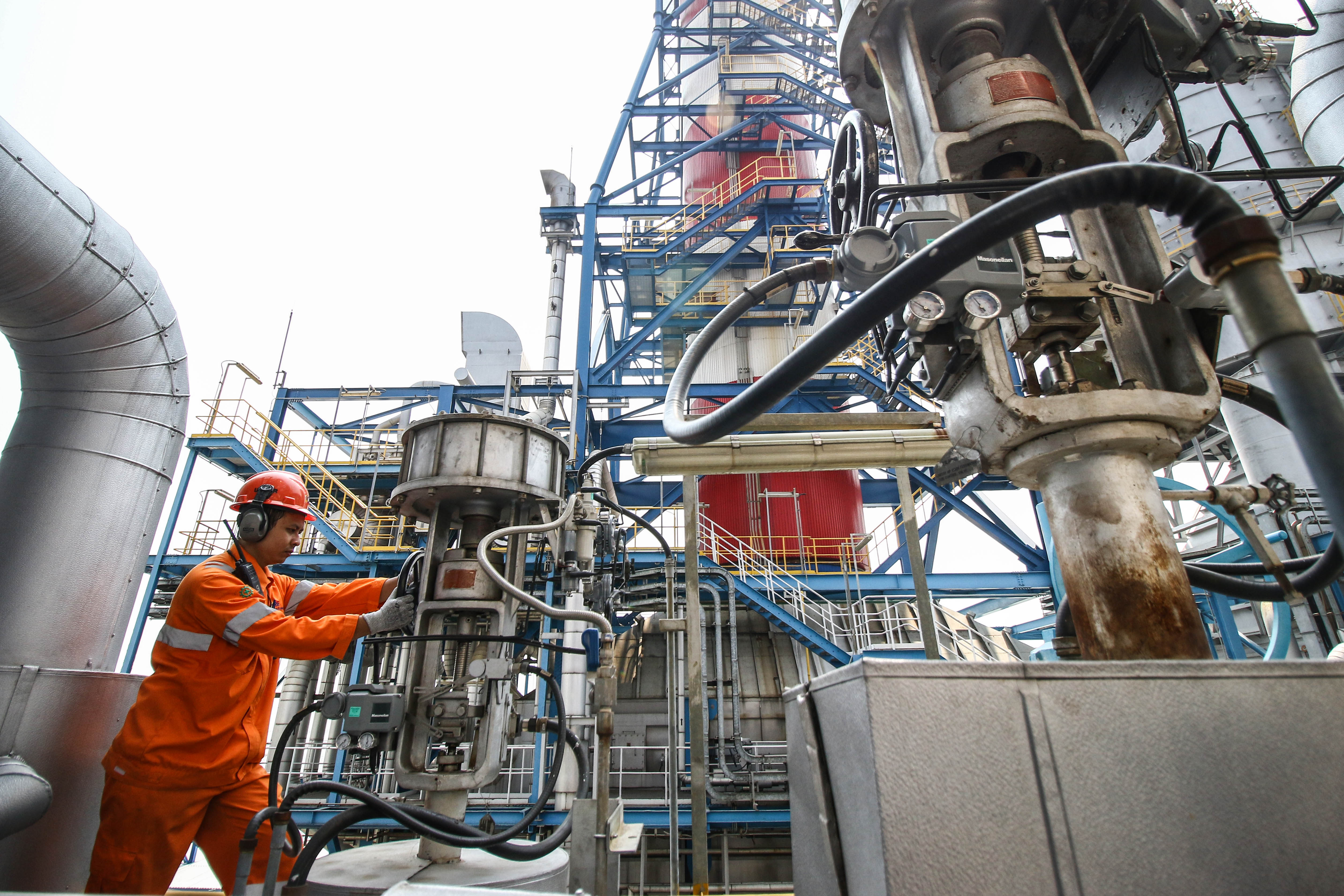 Petugas mengecek valve pembangkit di PLTGU Muara Karang, Jakarta.