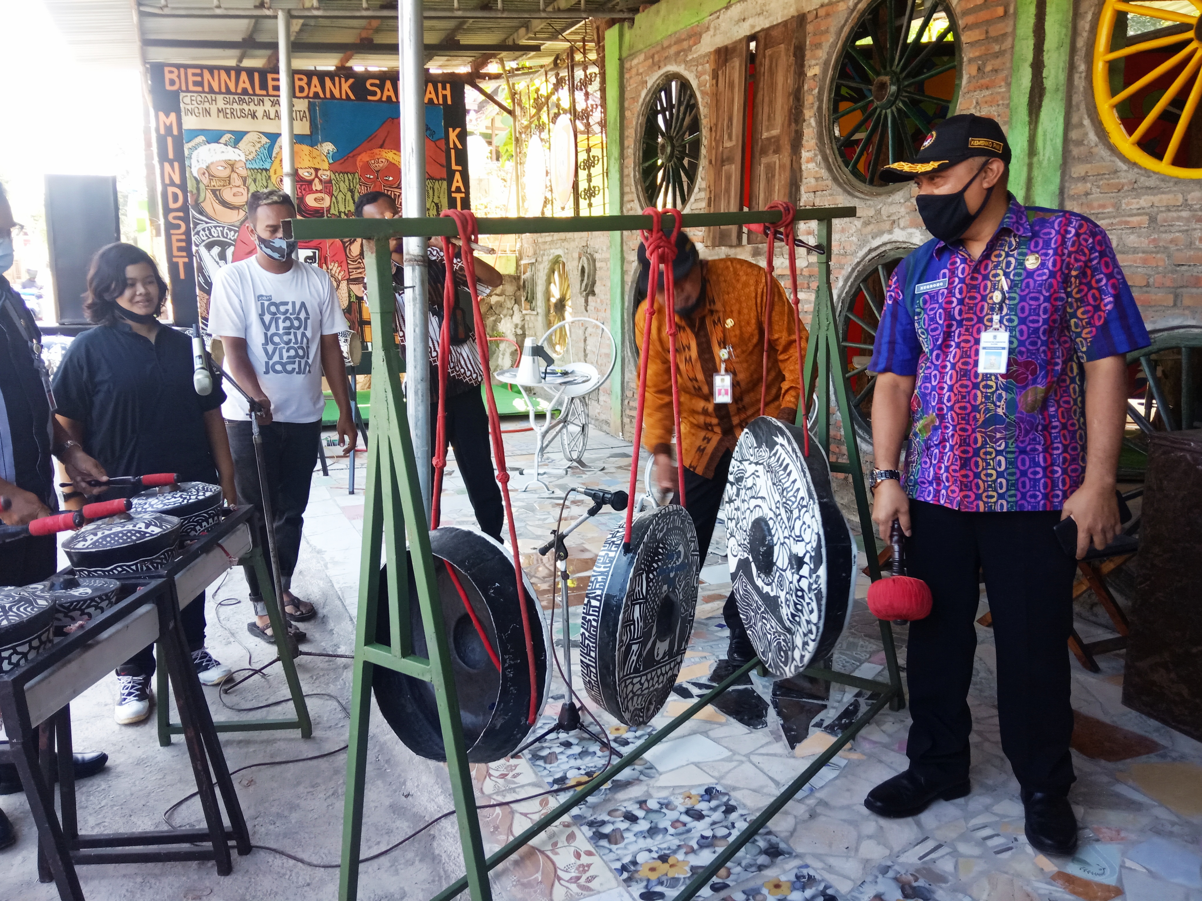 Pembukaan Biennale Bank Sampah dengan ditandai pemukulan gong oleh Wahyu Prasetyo, Asisten II Sekda Klaten.
