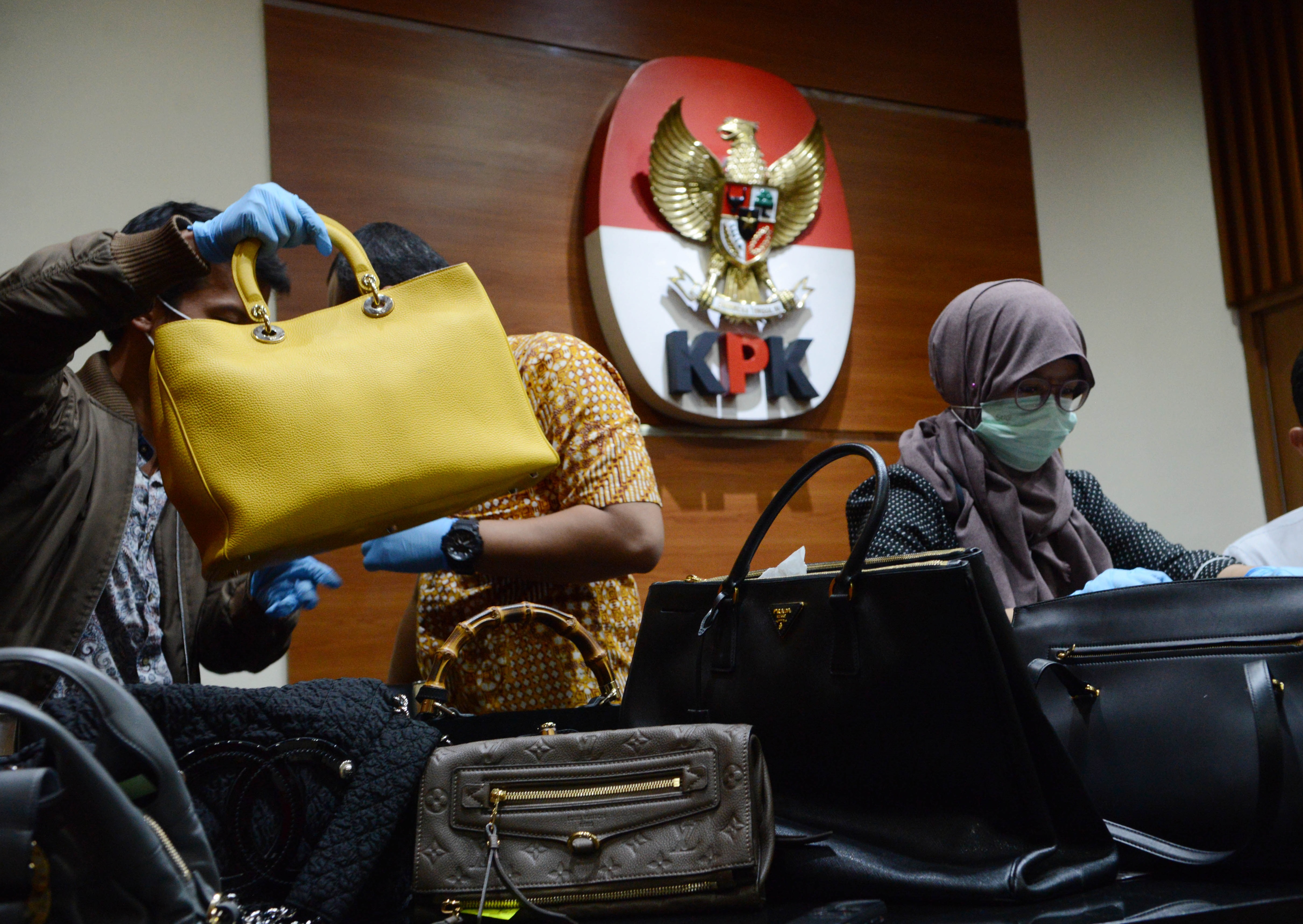 Barang bukti kasus korupsi yang menjerat Bupati Kutai Kartanegara, Rita Widyasari.