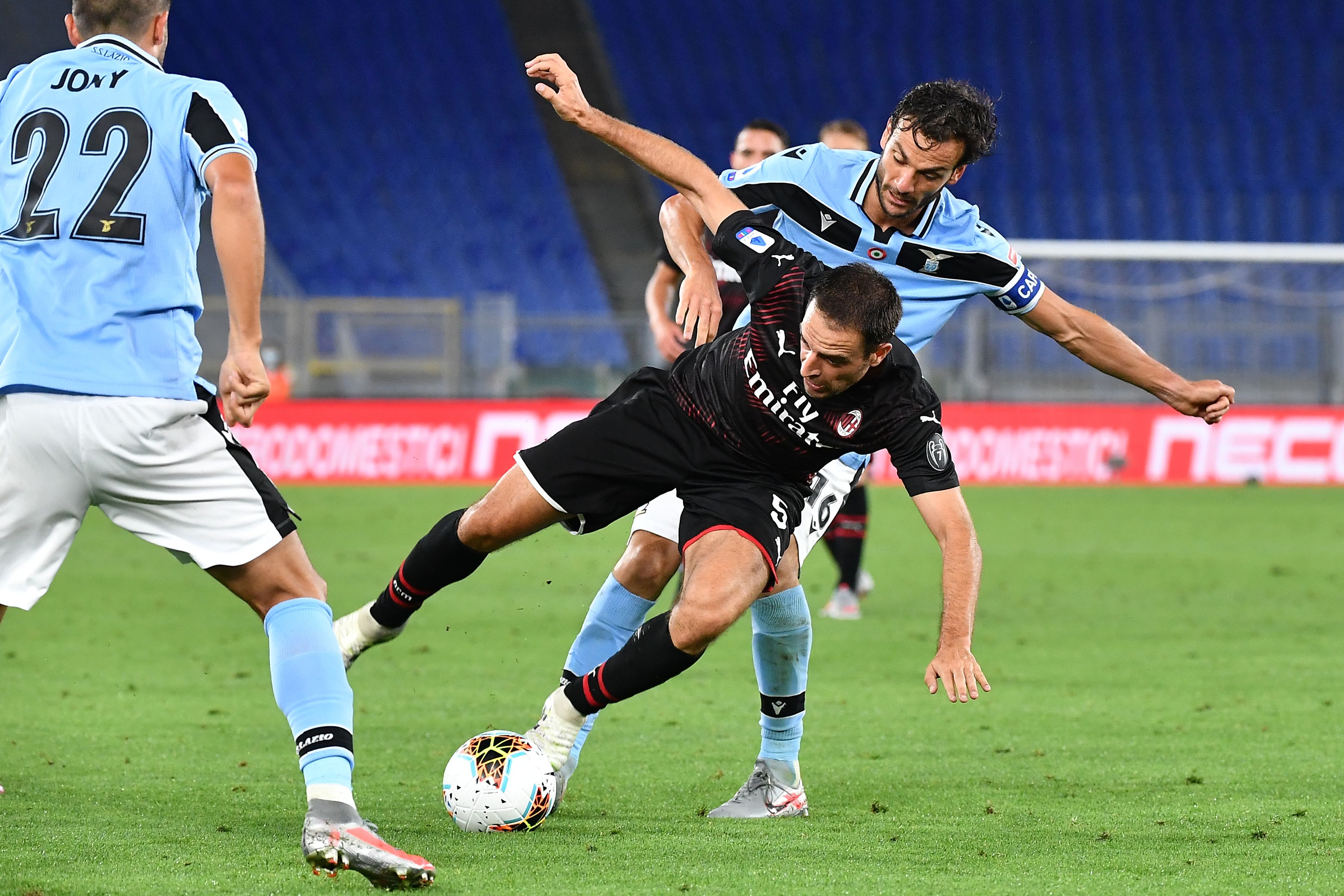 AC Milan melawan Lazio dalam babak Serie A Liga Italia di Olympic stadium in Roma, Sabtu (4/7/2020)