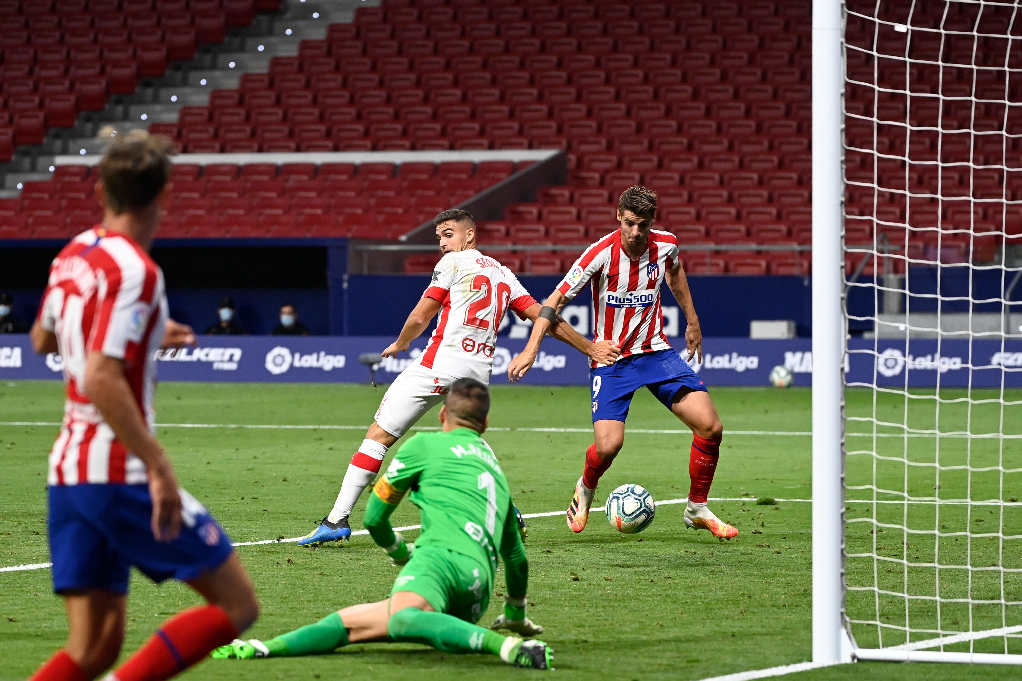 Pemain depan Atletico Madrid Alvaro Morata (kanan) sesaat sebelum mencetak gol kedua pada pertandingan Liga Spanyol.