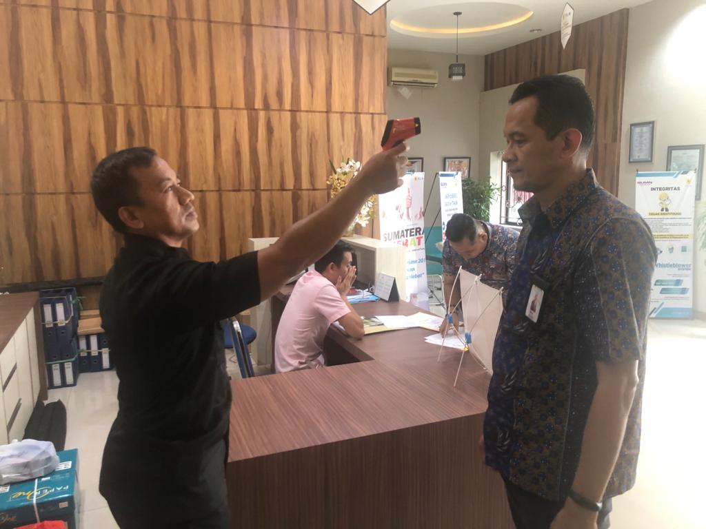 Cegah Korona, Kantor PLN Pekanbaru Terapkan Pemeriksaan Suhu Tubuh